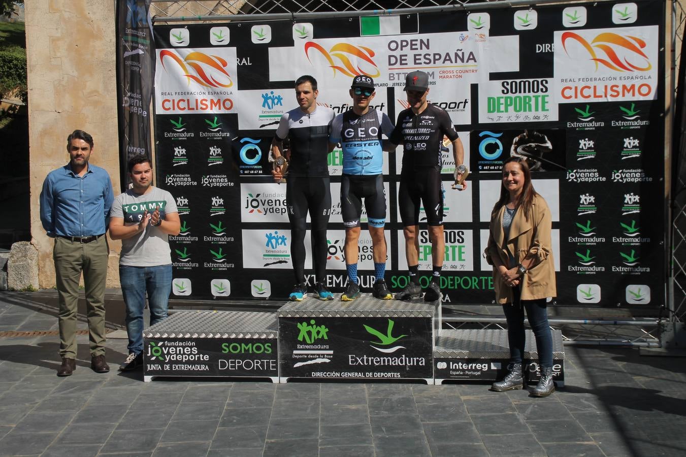 Sensacional jornada en torno al deporte del ciclismo la vivida este domingo, 10 de marzo, en Jerez de los Caballeros con la celebración del VII Maratón templario organizado por el Club ciclista de esta ciudad, con el que se ha dado continuidad a un Open de España de Maratón, que arrancó hace un mes con la VI Vuelta a Córdoba BTT.Miguel Muñoz y Lara Lois, acudían como líderes en la categoría élite tras ser los mejores en la primera cita y en esta prueba, han finalizado cuarto y primera de la general, respectivamente. José Márquez Granado (Quillo Márquez) ha sido el vencedor de la Maratón con un recorrido de 83 kilómetros por el bello entorno de dehesas de Jerez y la comarcar suroeste de Extremadura y con más de 2.000 metros de desnivel acumulado; seguido de Alejandro Díaz de la Peña y José Luis Carrasco Gámez. Agnieta Francke ha sido segunda de la general. En cuanto a los locales, Rafael García Barragán ha sido el primer jerezano de la Maratón en llegar a meta seguido de Ramón Pérez Guerrero y José Ángel González Pérez.El vencedor de la Ruta cicloturista, de 50 kilómetros, ha sido Alberto Cuevas Sánchez, seguido de Antonio Linares Paredes y Pablo Alpiste Quijada.