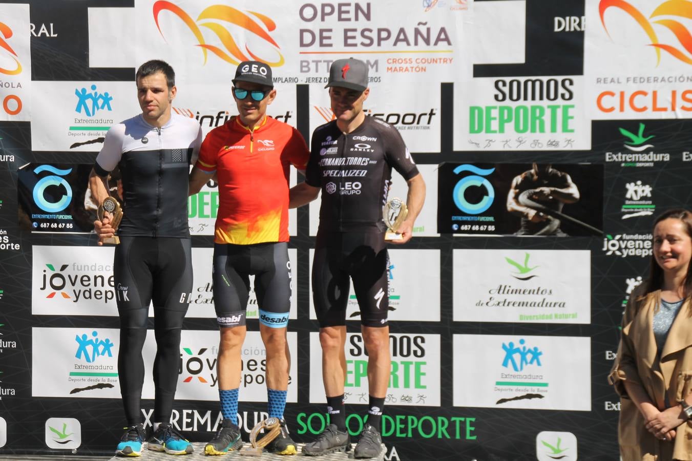 Sensacional jornada en torno al deporte del ciclismo la vivida este domingo, 10 de marzo, en Jerez de los Caballeros con la celebración del VII Maratón templario organizado por el Club ciclista de esta ciudad, con el que se ha dado continuidad a un Open de España de Maratón, que arrancó hace un mes con la VI Vuelta a Córdoba BTT.Miguel Muñoz y Lara Lois, acudían como líderes en la categoría élite tras ser los mejores en la primera cita y en esta prueba, han finalizado cuarto y primera de la general, respectivamente. José Márquez Granado (Quillo Márquez) ha sido el vencedor de la Maratón con un recorrido de 83 kilómetros por el bello entorno de dehesas de Jerez y la comarcar suroeste de Extremadura y con más de 2.000 metros de desnivel acumulado; seguido de Alejandro Díaz de la Peña y José Luis Carrasco Gámez. Agnieta Francke ha sido segunda de la general. En cuanto a los locales, Rafael García Barragán ha sido el primer jerezano de la Maratón en llegar a meta seguido de Ramón Pérez Guerrero y José Ángel González Pérez.El vencedor de la Ruta cicloturista, de 50 kilómetros, ha sido Alberto Cuevas Sánchez, seguido de Antonio Linares Paredes y Pablo Alpiste Quijada.