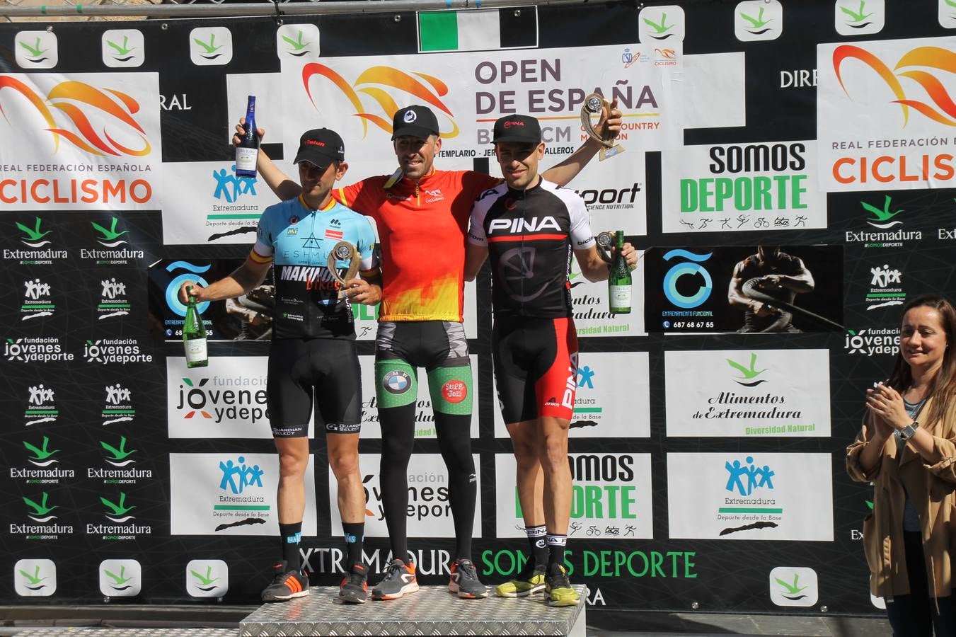 Sensacional jornada en torno al deporte del ciclismo la vivida este domingo, 10 de marzo, en Jerez de los Caballeros con la celebración del VII Maratón templario organizado por el Club ciclista de esta ciudad, con el que se ha dado continuidad a un Open de España de Maratón, que arrancó hace un mes con la VI Vuelta a Córdoba BTT.Miguel Muñoz y Lara Lois, acudían como líderes en la categoría élite tras ser los mejores en la primera cita y en esta prueba, han finalizado cuarto y primera de la general, respectivamente. José Márquez Granado (Quillo Márquez) ha sido el vencedor de la Maratón con un recorrido de 83 kilómetros por el bello entorno de dehesas de Jerez y la comarcar suroeste de Extremadura y con más de 2.000 metros de desnivel acumulado; seguido de Alejandro Díaz de la Peña y José Luis Carrasco Gámez. Agnieta Francke ha sido segunda de la general. En cuanto a los locales, Rafael García Barragán ha sido el primer jerezano de la Maratón en llegar a meta seguido de Ramón Pérez Guerrero y José Ángel González Pérez.El vencedor de la Ruta cicloturista, de 50 kilómetros, ha sido Alberto Cuevas Sánchez, seguido de Antonio Linares Paredes y Pablo Alpiste Quijada.