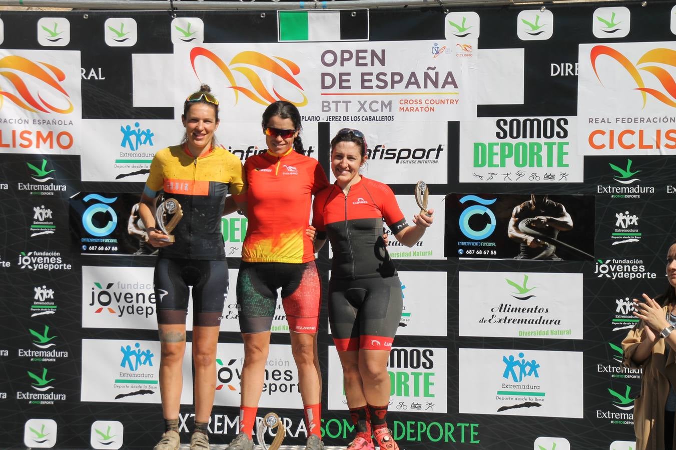 Sensacional jornada en torno al deporte del ciclismo la vivida este domingo, 10 de marzo, en Jerez de los Caballeros con la celebración del VII Maratón templario organizado por el Club ciclista de esta ciudad, con el que se ha dado continuidad a un Open de España de Maratón, que arrancó hace un mes con la VI Vuelta a Córdoba BTT.Miguel Muñoz y Lara Lois, acudían como líderes en la categoría élite tras ser los mejores en la primera cita y en esta prueba, han finalizado cuarto y primera de la general, respectivamente. José Márquez Granado (Quillo Márquez) ha sido el vencedor de la Maratón con un recorrido de 83 kilómetros por el bello entorno de dehesas de Jerez y la comarcar suroeste de Extremadura y con más de 2.000 metros de desnivel acumulado; seguido de Alejandro Díaz de la Peña y José Luis Carrasco Gámez. Agnieta Francke ha sido segunda de la general. En cuanto a los locales, Rafael García Barragán ha sido el primer jerezano de la Maratón en llegar a meta seguido de Ramón Pérez Guerrero y José Ángel González Pérez.El vencedor de la Ruta cicloturista, de 50 kilómetros, ha sido Alberto Cuevas Sánchez, seguido de Antonio Linares Paredes y Pablo Alpiste Quijada.