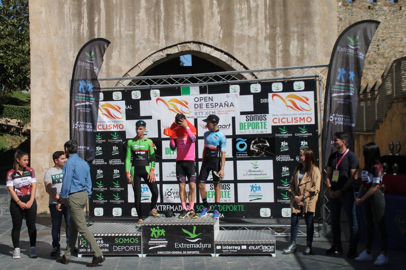 Sensacional jornada en torno al deporte del ciclismo la vivida este domingo, 10 de marzo, en Jerez de los Caballeros con la celebración del VII Maratón templario organizado por el Club ciclista de esta ciudad, con el que se ha dado continuidad a un Open de España de Maratón, que arrancó hace un mes con la VI Vuelta a Córdoba BTT.Miguel Muñoz y Lara Lois, acudían como líderes en la categoría élite tras ser los mejores en la primera cita y en esta prueba, han finalizado cuarto y primera de la general, respectivamente. José Márquez Granado (Quillo Márquez) ha sido el vencedor de la Maratón con un recorrido de 83 kilómetros por el bello entorno de dehesas de Jerez y la comarcar suroeste de Extremadura y con más de 2.000 metros de desnivel acumulado; seguido de Alejandro Díaz de la Peña y José Luis Carrasco Gámez. Agnieta Francke ha sido segunda de la general. En cuanto a los locales, Rafael García Barragán ha sido el primer jerezano de la Maratón en llegar a meta seguido de Ramón Pérez Guerrero y José Ángel González Pérez.El vencedor de la Ruta cicloturista, de 50 kilómetros, ha sido Alberto Cuevas Sánchez, seguido de Antonio Linares Paredes y Pablo Alpiste Quijada.