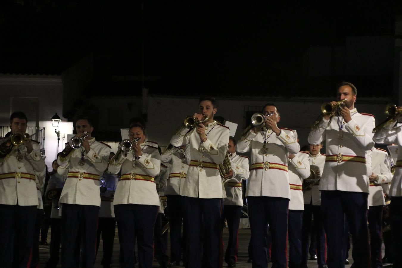 La Banda de Cornetas y Tambores 'Nuestra Señora del Rosario' (Los Catalinos) de Jerez de los Caballeros ofreció, ayer, un concierto en el Llano de los Mártires. La cita se enmarca en los actos organizados por la Pontificia y Real Cofradía del Señor Coronado de Espinas, Santísimo Cristo de la Flagelación y María Santísima de la Amargura con motivo del 245 aniversario de su fundación.