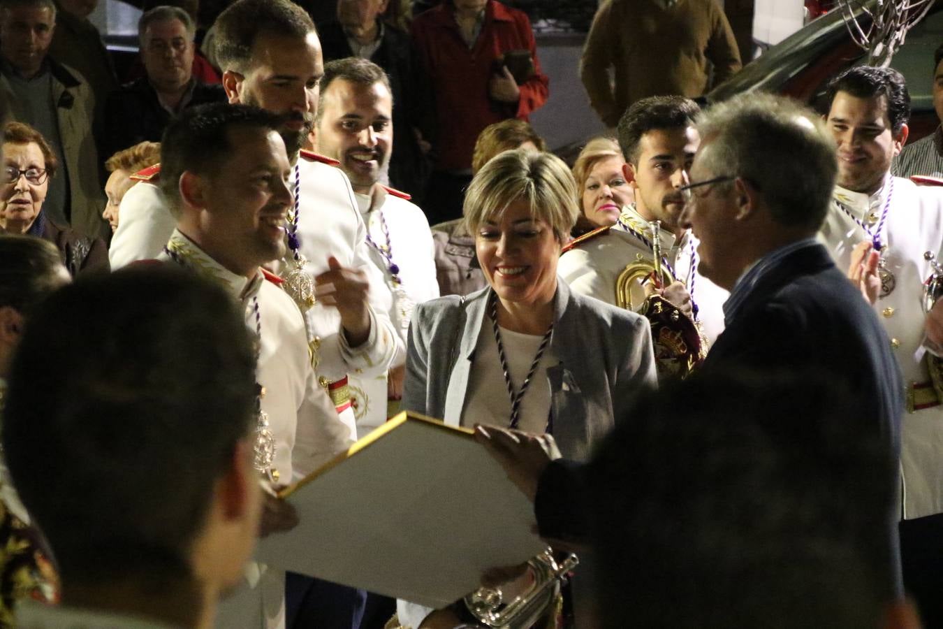 La Banda de Cornetas y Tambores 'Nuestra Señora del Rosario' (Los Catalinos) de Jerez de los Caballeros ofreció, ayer, un concierto en el Llano de los Mártires. La cita se enmarca en los actos organizados por la Pontificia y Real Cofradía del Señor Coronado de Espinas, Santísimo Cristo de la Flagelación y María Santísima de la Amargura con motivo del 245 aniversario de su fundación.