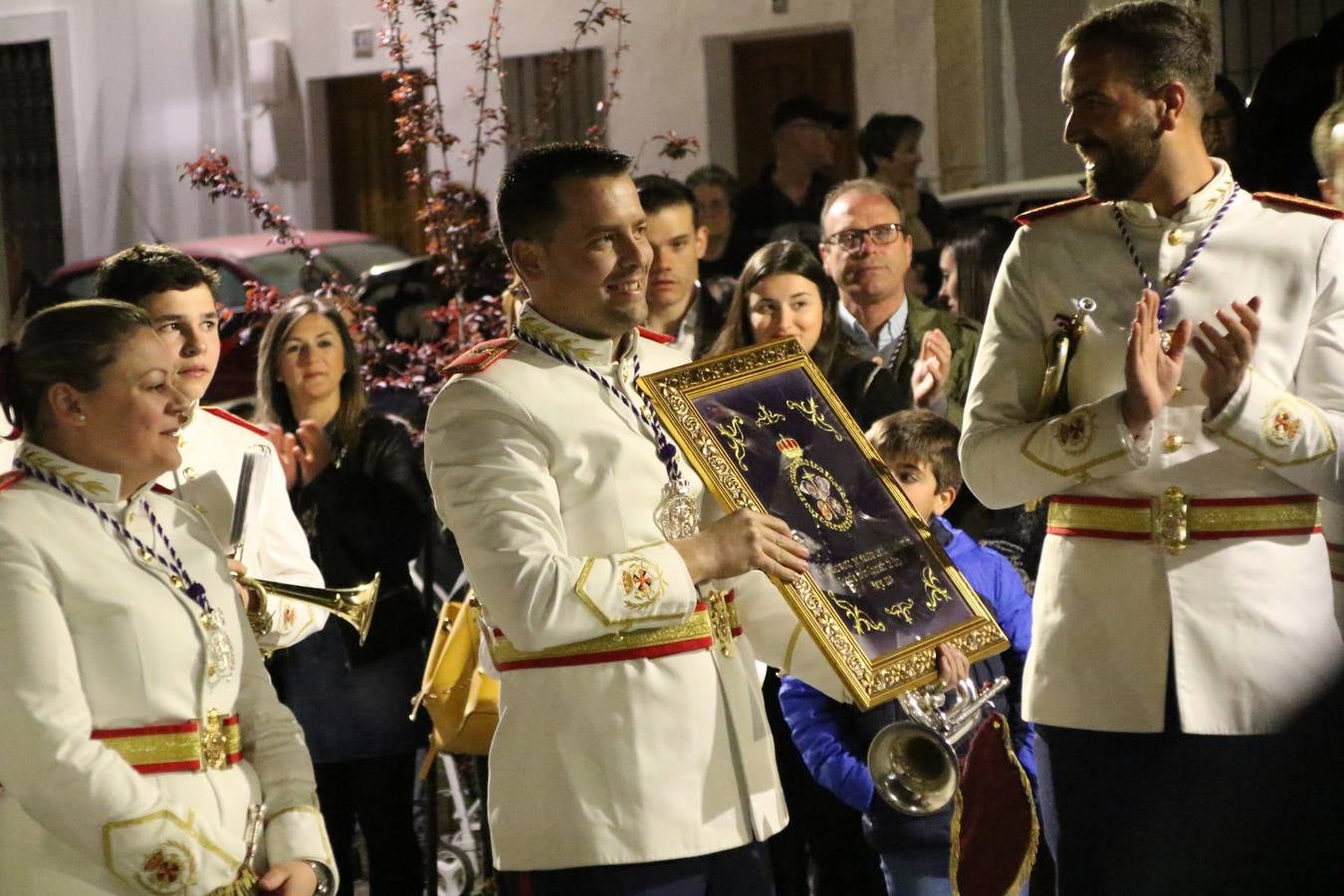 La Banda de Cornetas y Tambores 'Nuestra Señora del Rosario' (Los Catalinos) de Jerez de los Caballeros ofreció, ayer, un concierto en el Llano de los Mártires. La cita se enmarca en los actos organizados por la Pontificia y Real Cofradía del Señor Coronado de Espinas, Santísimo Cristo de la Flagelación y María Santísima de la Amargura con motivo del 245 aniversario de su fundación.