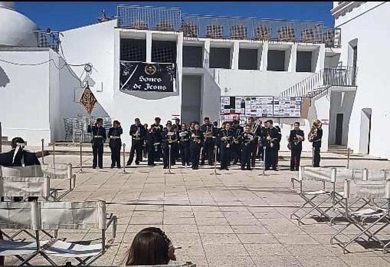 La fortaleza templaria de Jerez de los Caballeros acogió una nueeva edición del Certamen de Bandas Sones de Jesús, organizado por la Agrupación Musical Nuestro Padre Jesús Nazareno, con un carácter especial en este año 2019 en el que celebra el 30º aniversario de su creación.Hubo palabras de agradecimiento y aplausos para todas las bandas participantes:La Agrupación Musical Santa Ana, de Valle de Santa Ana; la Agrupación Musical 'Maestro Sousa' de la OJE de Jerez de los Caballeros, la Banda de Cornetas y Tambores 'Nuestra Señora del Rosario, de esta misma ciudad; la Agrupación Musical de Oliva de Mérida; La Banda de Cornetas y Tambores 'Nuestro Padre Jesús Nazareno' de Zafra, la Banda de Cornetas y Tambores 'Estrella' de Los Santos de Maimona, la Banda de Cornetas y Tambores 'Virgen del Pilar' de Villafranca de los Barros, la Banda de Cornetas y Tambores 'Resucitado' de Badajoz y la propia Agrupación Musical Nuestro Padre Jesús Nazareno de Jerez de los Caballeros, anfitriona de esta cita. Y también para colaboradores: empresas, Ayuntamiento, La Trouppe. Pese al calor de la jornada, el público disfrutó de este evento que tuvo como protagonista a los sonidos de la Semana Santa y tuvo además un fin benéfico.