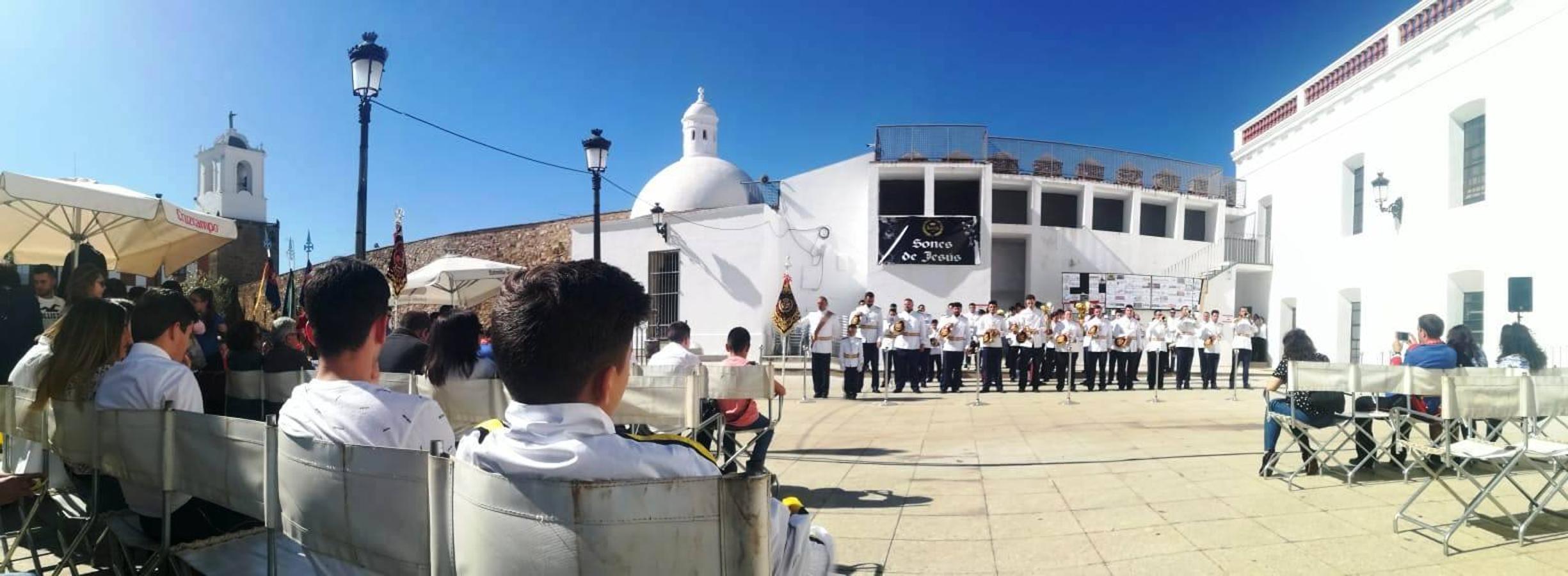 La fortaleza templaria de Jerez de los Caballeros acogió una nueeva edición del Certamen de Bandas Sones de Jesús, organizado por la Agrupación Musical Nuestro Padre Jesús Nazareno, con un carácter especial en este año 2019 en el que celebra el 30º aniversario de su creación.Hubo palabras de agradecimiento y aplausos para todas las bandas participantes:La Agrupación Musical Santa Ana, de Valle de Santa Ana; la Agrupación Musical 'Maestro Sousa' de la OJE de Jerez de los Caballeros, la Banda de Cornetas y Tambores 'Nuestra Señora del Rosario, de esta misma ciudad; la Agrupación Musical de Oliva de Mérida; La Banda de Cornetas y Tambores 'Nuestro Padre Jesús Nazareno' de Zafra, la Banda de Cornetas y Tambores 'Estrella' de Los Santos de Maimona, la Banda de Cornetas y Tambores 'Virgen del Pilar' de Villafranca de los Barros, la Banda de Cornetas y Tambores 'Resucitado' de Badajoz y la propia Agrupación Musical Nuestro Padre Jesús Nazareno de Jerez de los Caballeros, anfitriona de esta cita. Y también para colaboradores: empresas, Ayuntamiento, La Trouppe. Pese al calor de la jornada, el público disfrutó de este evento que tuvo como protagonista a los sonidos de la Semana Santa y tuvo además un fin benéfico.