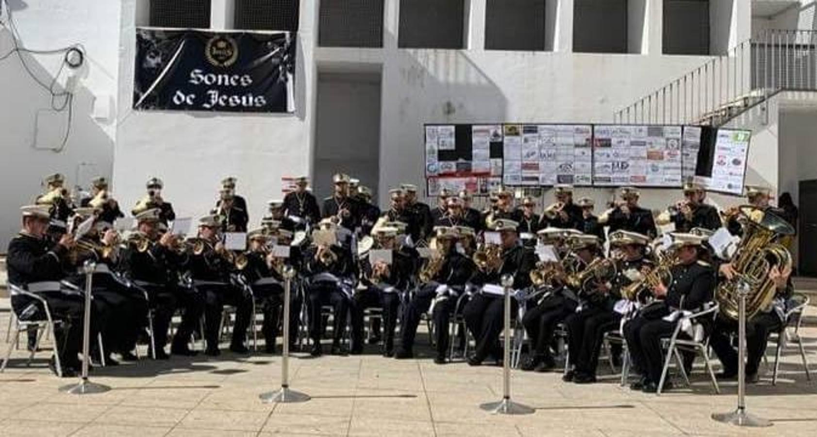La fortaleza templaria de Jerez de los Caballeros acogió una nueeva edición del Certamen de Bandas Sones de Jesús, organizado por la Agrupación Musical Nuestro Padre Jesús Nazareno, con un carácter especial en este año 2019 en el que celebra el 30º aniversario de su creación.Hubo palabras de agradecimiento y aplausos para todas las bandas participantes:La Agrupación Musical Santa Ana, de Valle de Santa Ana; la Agrupación Musical 'Maestro Sousa' de la OJE de Jerez de los Caballeros, la Banda de Cornetas y Tambores 'Nuestra Señora del Rosario, de esta misma ciudad; la Agrupación Musical de Oliva de Mérida; La Banda de Cornetas y Tambores 'Nuestro Padre Jesús Nazareno' de Zafra, la Banda de Cornetas y Tambores 'Estrella' de Los Santos de Maimona, la Banda de Cornetas y Tambores 'Virgen del Pilar' de Villafranca de los Barros, la Banda de Cornetas y Tambores 'Resucitado' de Badajoz y la propia Agrupación Musical Nuestro Padre Jesús Nazareno de Jerez de los Caballeros, anfitriona de esta cita. Y también para colaboradores: empresas, Ayuntamiento, La Trouppe. Pese al calor de la jornada, el público disfrutó de este evento que tuvo como protagonista a los sonidos de la Semana Santa y tuvo además un fin benéfico.