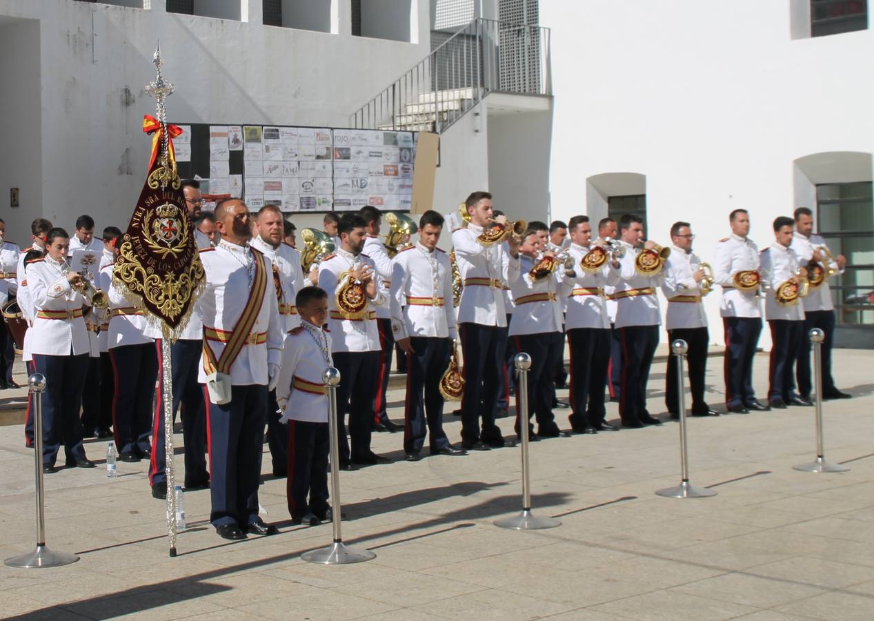 La fortaleza templaria de Jerez de los Caballeros acogió una nueeva edición del Certamen de Bandas Sones de Jesús, organizado por la Agrupación Musical Nuestro Padre Jesús Nazareno, con un carácter especial en este año 2019 en el que celebra el 30º aniversario de su creación.Hubo palabras de agradecimiento y aplausos para todas las bandas participantes:La Agrupación Musical Santa Ana, de Valle de Santa Ana; la Agrupación Musical 'Maestro Sousa' de la OJE de Jerez de los Caballeros, la Banda de Cornetas y Tambores 'Nuestra Señora del Rosario, de esta misma ciudad; la Agrupación Musical de Oliva de Mérida; La Banda de Cornetas y Tambores 'Nuestro Padre Jesús Nazareno' de Zafra, la Banda de Cornetas y Tambores 'Estrella' de Los Santos de Maimona, la Banda de Cornetas y Tambores 'Virgen del Pilar' de Villafranca de los Barros, la Banda de Cornetas y Tambores 'Resucitado' de Badajoz y la propia Agrupación Musical Nuestro Padre Jesús Nazareno de Jerez de los Caballeros, anfitriona de esta cita. Y también para colaboradores: empresas, Ayuntamiento, La Trouppe. Pese al calor de la jornada, el público disfrutó de este evento que tuvo como protagonista a los sonidos de la Semana Santa y tuvo además un fin benéfico.