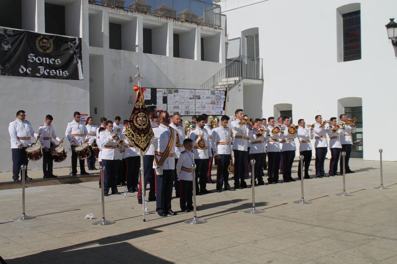 La fortaleza templaria de Jerez de los Caballeros acogió una nueeva edición del Certamen de Bandas Sones de Jesús, organizado por la Agrupación Musical Nuestro Padre Jesús Nazareno, con un carácter especial en este año 2019 en el que celebra el 30º aniversario de su creación.Hubo palabras de agradecimiento y aplausos para todas las bandas participantes:La Agrupación Musical Santa Ana, de Valle de Santa Ana; la Agrupación Musical 'Maestro Sousa' de la OJE de Jerez de los Caballeros, la Banda de Cornetas y Tambores 'Nuestra Señora del Rosario, de esta misma ciudad; la Agrupación Musical de Oliva de Mérida; La Banda de Cornetas y Tambores 'Nuestro Padre Jesús Nazareno' de Zafra, la Banda de Cornetas y Tambores 'Estrella' de Los Santos de Maimona, la Banda de Cornetas y Tambores 'Virgen del Pilar' de Villafranca de los Barros, la Banda de Cornetas y Tambores 'Resucitado' de Badajoz y la propia Agrupación Musical Nuestro Padre Jesús Nazareno de Jerez de los Caballeros, anfitriona de esta cita. Y también para colaboradores: empresas, Ayuntamiento, La Trouppe. Pese al calor de la jornada, el público disfrutó de este evento que tuvo como protagonista a los sonidos de la Semana Santa y tuvo además un fin benéfico.