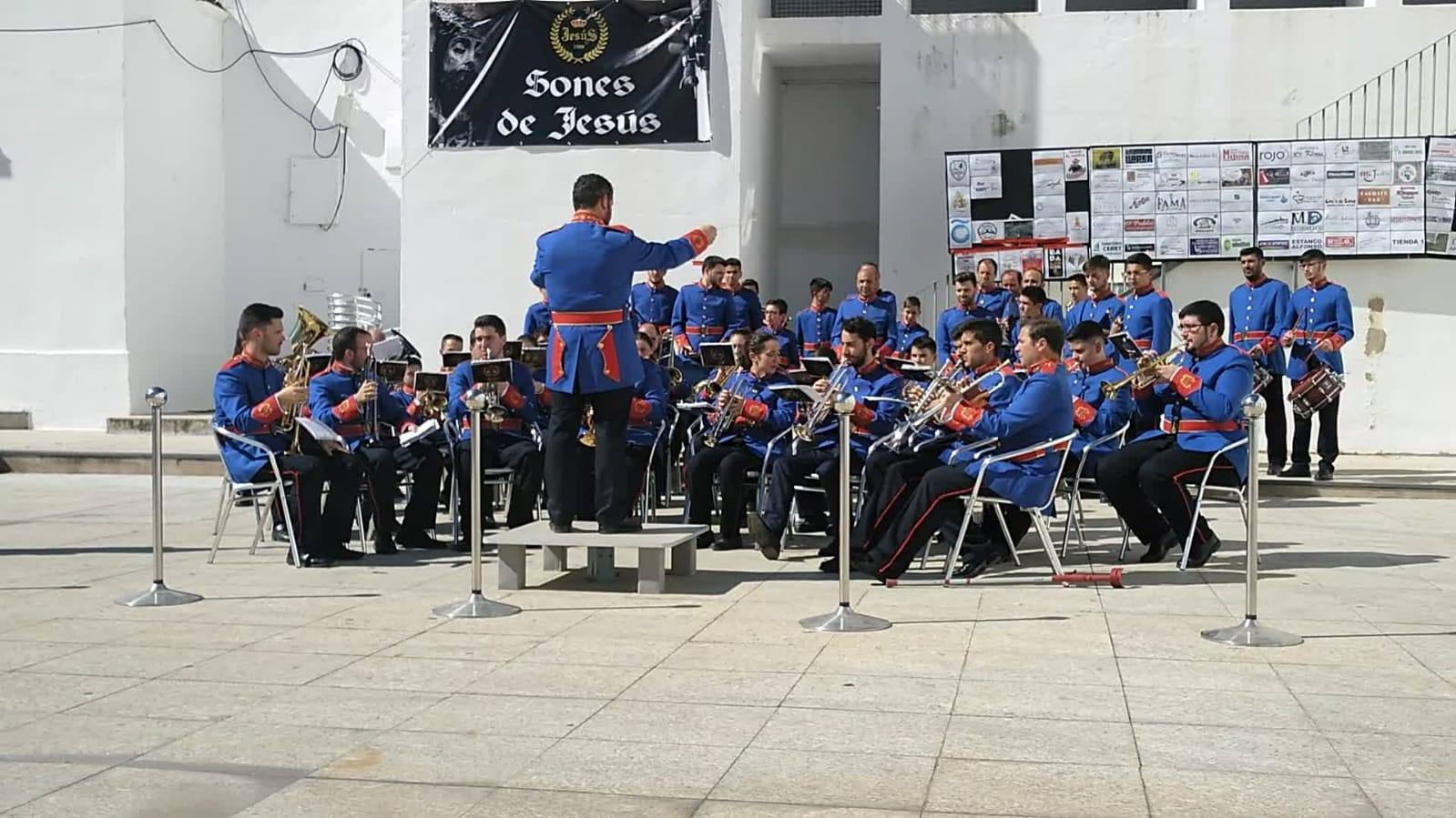 La fortaleza templaria de Jerez de los Caballeros acogió una nueeva edición del Certamen de Bandas Sones de Jesús, organizado por la Agrupación Musical Nuestro Padre Jesús Nazareno, con un carácter especial en este año 2019 en el que celebra el 30º aniversario de su creación.Hubo palabras de agradecimiento y aplausos para todas las bandas participantes:La Agrupación Musical Santa Ana, de Valle de Santa Ana; la Agrupación Musical 'Maestro Sousa' de la OJE de Jerez de los Caballeros, la Banda de Cornetas y Tambores 'Nuestra Señora del Rosario, de esta misma ciudad; la Agrupación Musical de Oliva de Mérida; La Banda de Cornetas y Tambores 'Nuestro Padre Jesús Nazareno' de Zafra, la Banda de Cornetas y Tambores 'Estrella' de Los Santos de Maimona, la Banda de Cornetas y Tambores 'Virgen del Pilar' de Villafranca de los Barros, la Banda de Cornetas y Tambores 'Resucitado' de Badajoz y la propia Agrupación Musical Nuestro Padre Jesús Nazareno de Jerez de los Caballeros, anfitriona de esta cita. Y también para colaboradores: empresas, Ayuntamiento, La Trouppe. Pese al calor de la jornada, el público disfrutó de este evento que tuvo como protagonista a los sonidos de la Semana Santa y tuvo además un fin benéfico.