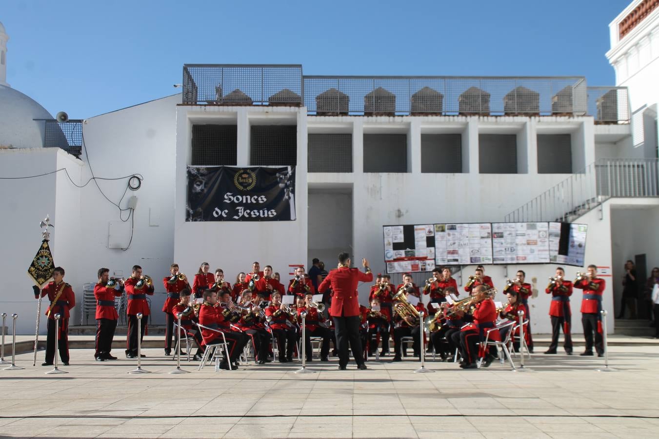 La fortaleza templaria de Jerez de los Caballeros acogió una nueeva edición del Certamen de Bandas Sones de Jesús, organizado por la Agrupación Musical Nuestro Padre Jesús Nazareno, con un carácter especial en este año 2019 en el que celebra el 30º aniversario de su creación.Hubo palabras de agradecimiento y aplausos para todas las bandas participantes:La Agrupación Musical Santa Ana, de Valle de Santa Ana; la Agrupación Musical 'Maestro Sousa' de la OJE de Jerez de los Caballeros, la Banda de Cornetas y Tambores 'Nuestra Señora del Rosario, de esta misma ciudad; la Agrupación Musical de Oliva de Mérida; La Banda de Cornetas y Tambores 'Nuestro Padre Jesús Nazareno' de Zafra, la Banda de Cornetas y Tambores 'Estrella' de Los Santos de Maimona, la Banda de Cornetas y Tambores 'Virgen del Pilar' de Villafranca de los Barros, la Banda de Cornetas y Tambores 'Resucitado' de Badajoz y la propia Agrupación Musical Nuestro Padre Jesús Nazareno de Jerez de los Caballeros, anfitriona de esta cita. Y también para colaboradores: empresas, Ayuntamiento, La Trouppe. Pese al calor de la jornada, el público disfrutó de este evento que tuvo como protagonista a los sonidos de la Semana Santa y tuvo además un fin benéfico.