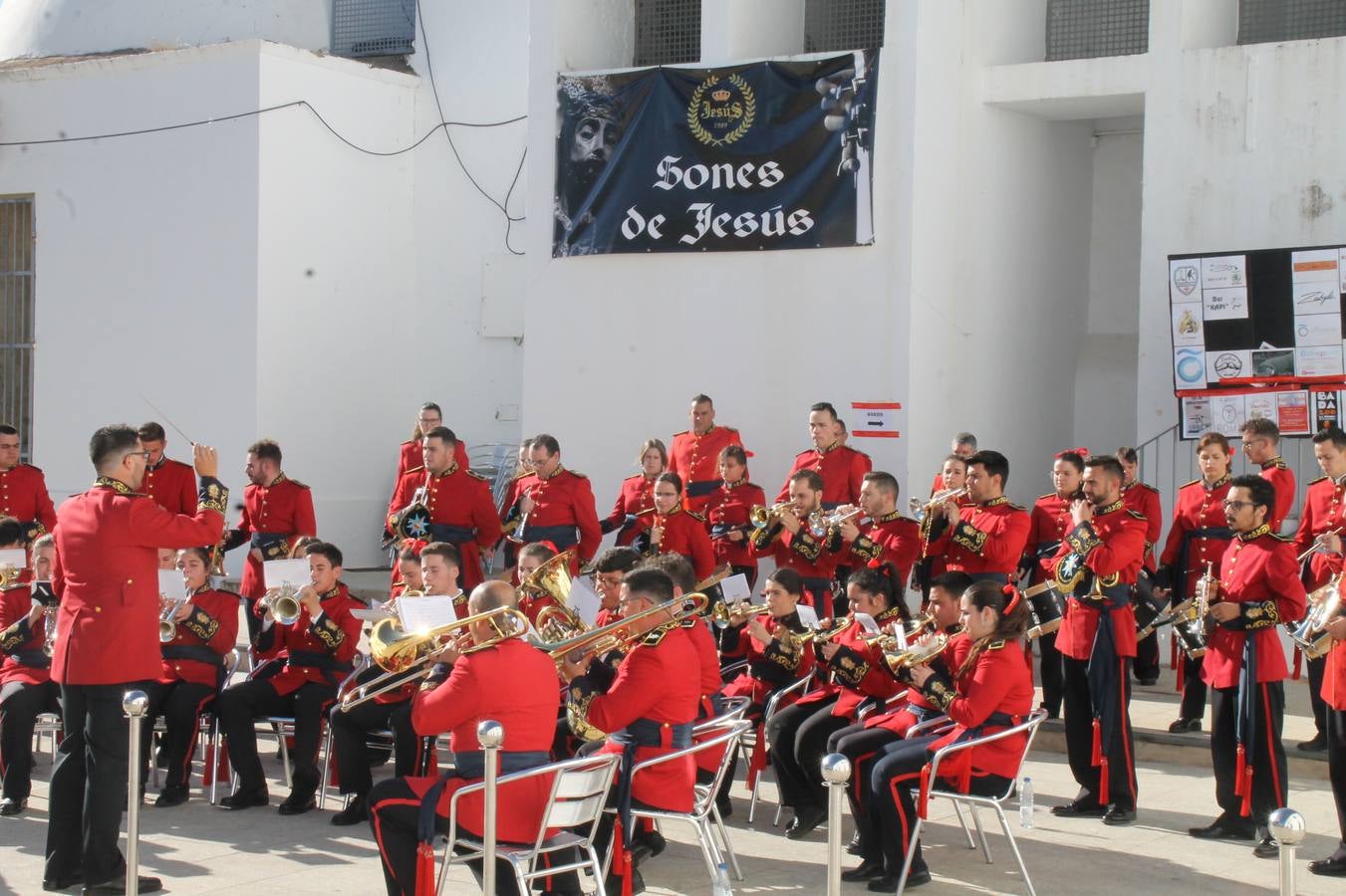La fortaleza templaria de Jerez de los Caballeros acogió una nueeva edición del Certamen de Bandas Sones de Jesús, organizado por la Agrupación Musical Nuestro Padre Jesús Nazareno, con un carácter especial en este año 2019 en el que celebra el 30º aniversario de su creación.Hubo palabras de agradecimiento y aplausos para todas las bandas participantes:La Agrupación Musical Santa Ana, de Valle de Santa Ana; la Agrupación Musical 'Maestro Sousa' de la OJE de Jerez de los Caballeros, la Banda de Cornetas y Tambores 'Nuestra Señora del Rosario, de esta misma ciudad; la Agrupación Musical de Oliva de Mérida; La Banda de Cornetas y Tambores 'Nuestro Padre Jesús Nazareno' de Zafra, la Banda de Cornetas y Tambores 'Estrella' de Los Santos de Maimona, la Banda de Cornetas y Tambores 'Virgen del Pilar' de Villafranca de los Barros, la Banda de Cornetas y Tambores 'Resucitado' de Badajoz y la propia Agrupación Musical Nuestro Padre Jesús Nazareno de Jerez de los Caballeros, anfitriona de esta cita. Y también para colaboradores: empresas, Ayuntamiento, La Trouppe. Pese al calor de la jornada, el público disfrutó de este evento que tuvo como protagonista a los sonidos de la Semana Santa y tuvo además un fin benéfico.