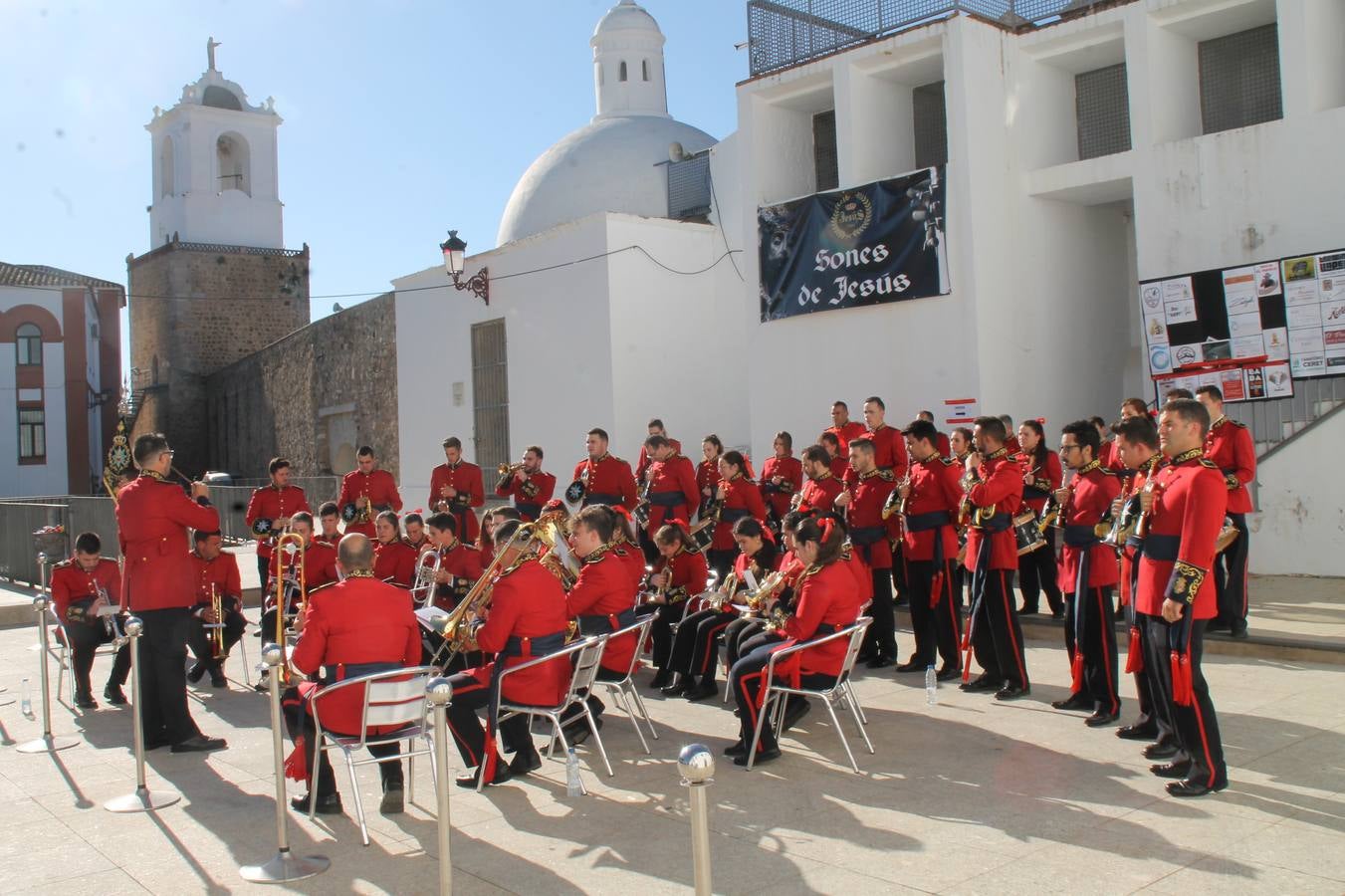La fortaleza templaria de Jerez de los Caballeros acogió una nueeva edición del Certamen de Bandas Sones de Jesús, organizado por la Agrupación Musical Nuestro Padre Jesús Nazareno, con un carácter especial en este año 2019 en el que celebra el 30º aniversario de su creación.Hubo palabras de agradecimiento y aplausos para todas las bandas participantes:La Agrupación Musical Santa Ana, de Valle de Santa Ana; la Agrupación Musical 'Maestro Sousa' de la OJE de Jerez de los Caballeros, la Banda de Cornetas y Tambores 'Nuestra Señora del Rosario, de esta misma ciudad; la Agrupación Musical de Oliva de Mérida; La Banda de Cornetas y Tambores 'Nuestro Padre Jesús Nazareno' de Zafra, la Banda de Cornetas y Tambores 'Estrella' de Los Santos de Maimona, la Banda de Cornetas y Tambores 'Virgen del Pilar' de Villafranca de los Barros, la Banda de Cornetas y Tambores 'Resucitado' de Badajoz y la propia Agrupación Musical Nuestro Padre Jesús Nazareno de Jerez de los Caballeros, anfitriona de esta cita. Y también para colaboradores: empresas, Ayuntamiento, La Trouppe. Pese al calor de la jornada, el público disfrutó de este evento que tuvo como protagonista a los sonidos de la Semana Santa y tuvo además un fin benéfico.