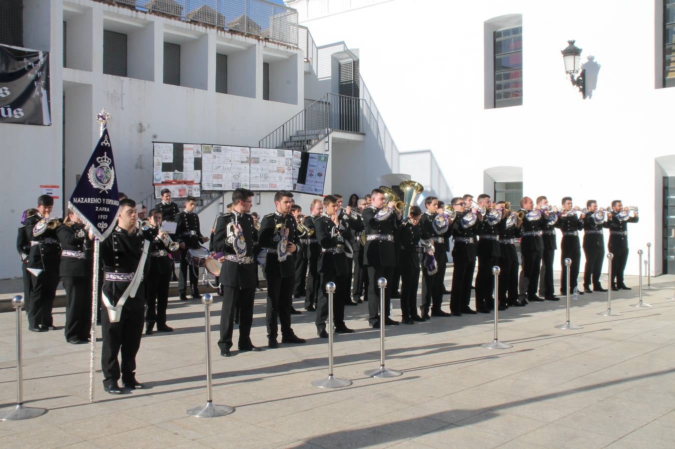 La fortaleza templaria de Jerez de los Caballeros acogió una nueeva edición del Certamen de Bandas Sones de Jesús, organizado por la Agrupación Musical Nuestro Padre Jesús Nazareno, con un carácter especial en este año 2019 en el que celebra el 30º aniversario de su creación.Hubo palabras de agradecimiento y aplausos para todas las bandas participantes:La Agrupación Musical Santa Ana, de Valle de Santa Ana; la Agrupación Musical 'Maestro Sousa' de la OJE de Jerez de los Caballeros, la Banda de Cornetas y Tambores 'Nuestra Señora del Rosario, de esta misma ciudad; la Agrupación Musical de Oliva de Mérida; La Banda de Cornetas y Tambores 'Nuestro Padre Jesús Nazareno' de Zafra, la Banda de Cornetas y Tambores 'Estrella' de Los Santos de Maimona, la Banda de Cornetas y Tambores 'Virgen del Pilar' de Villafranca de los Barros, la Banda de Cornetas y Tambores 'Resucitado' de Badajoz y la propia Agrupación Musical Nuestro Padre Jesús Nazareno de Jerez de los Caballeros, anfitriona de esta cita. Y también para colaboradores: empresas, Ayuntamiento, La Trouppe. Pese al calor de la jornada, el público disfrutó de este evento que tuvo como protagonista a los sonidos de la Semana Santa y tuvo además un fin benéfico.