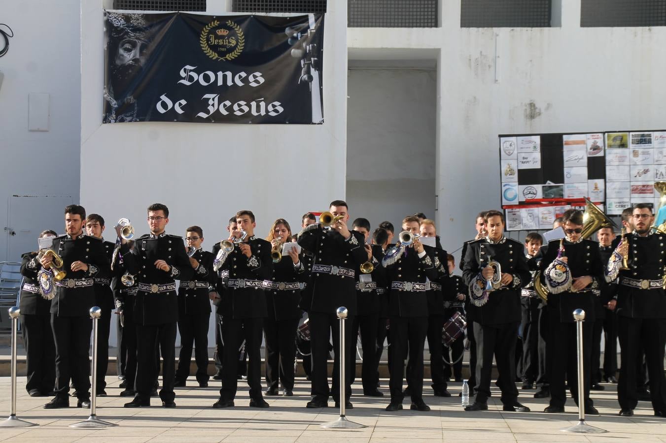 La fortaleza templaria de Jerez de los Caballeros acogió una nueeva edición del Certamen de Bandas Sones de Jesús, organizado por la Agrupación Musical Nuestro Padre Jesús Nazareno, con un carácter especial en este año 2019 en el que celebra el 30º aniversario de su creación.Hubo palabras de agradecimiento y aplausos para todas las bandas participantes:La Agrupación Musical Santa Ana, de Valle de Santa Ana; la Agrupación Musical 'Maestro Sousa' de la OJE de Jerez de los Caballeros, la Banda de Cornetas y Tambores 'Nuestra Señora del Rosario, de esta misma ciudad; la Agrupación Musical de Oliva de Mérida; La Banda de Cornetas y Tambores 'Nuestro Padre Jesús Nazareno' de Zafra, la Banda de Cornetas y Tambores 'Estrella' de Los Santos de Maimona, la Banda de Cornetas y Tambores 'Virgen del Pilar' de Villafranca de los Barros, la Banda de Cornetas y Tambores 'Resucitado' de Badajoz y la propia Agrupación Musical Nuestro Padre Jesús Nazareno de Jerez de los Caballeros, anfitriona de esta cita. Y también para colaboradores: empresas, Ayuntamiento, La Trouppe. Pese al calor de la jornada, el público disfrutó de este evento que tuvo como protagonista a los sonidos de la Semana Santa y tuvo además un fin benéfico.