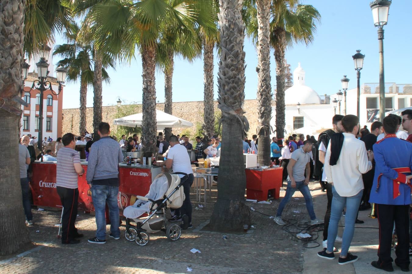 La fortaleza templaria de Jerez de los Caballeros acogió una nueeva edición del Certamen de Bandas Sones de Jesús, organizado por la Agrupación Musical Nuestro Padre Jesús Nazareno, con un carácter especial en este año 2019 en el que celebra el 30º aniversario de su creación.Hubo palabras de agradecimiento y aplausos para todas las bandas participantes:La Agrupación Musical Santa Ana, de Valle de Santa Ana; la Agrupación Musical 'Maestro Sousa' de la OJE de Jerez de los Caballeros, la Banda de Cornetas y Tambores 'Nuestra Señora del Rosario, de esta misma ciudad; la Agrupación Musical de Oliva de Mérida; La Banda de Cornetas y Tambores 'Nuestro Padre Jesús Nazareno' de Zafra, la Banda de Cornetas y Tambores 'Estrella' de Los Santos de Maimona, la Banda de Cornetas y Tambores 'Virgen del Pilar' de Villafranca de los Barros, la Banda de Cornetas y Tambores 'Resucitado' de Badajoz y la propia Agrupación Musical Nuestro Padre Jesús Nazareno de Jerez de los Caballeros, anfitriona de esta cita. Y también para colaboradores: empresas, Ayuntamiento, La Trouppe. Pese al calor de la jornada, el público disfrutó de este evento que tuvo como protagonista a los sonidos de la Semana Santa y tuvo además un fin benéfico.