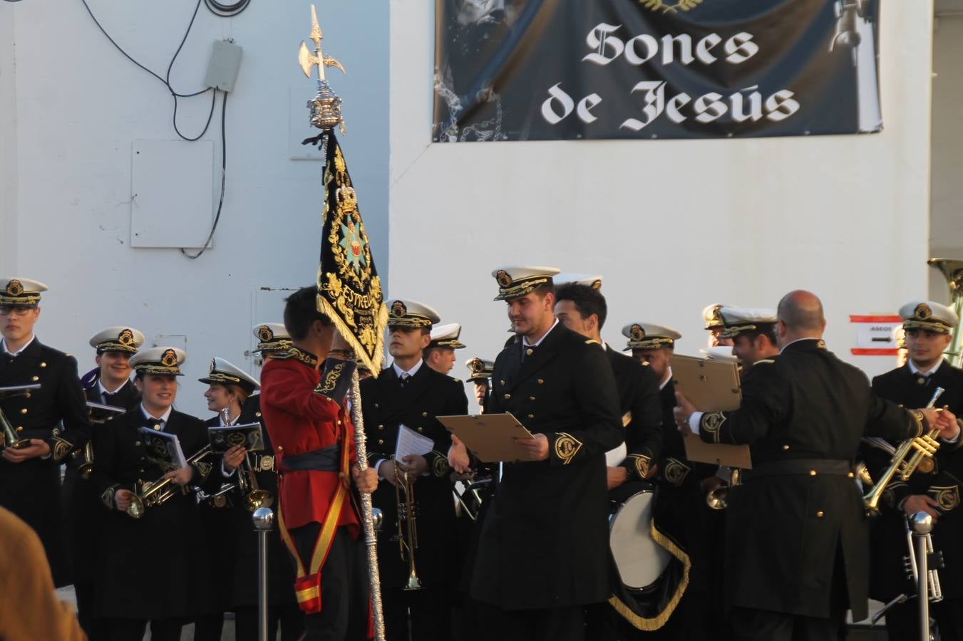 La fortaleza templaria de Jerez de los Caballeros acogió una nueeva edición del Certamen de Bandas Sones de Jesús, organizado por la Agrupación Musical Nuestro Padre Jesús Nazareno, con un carácter especial en este año 2019 en el que celebra el 30º aniversario de su creación.Hubo palabras de agradecimiento y aplausos para todas las bandas participantes:La Agrupación Musical Santa Ana, de Valle de Santa Ana; la Agrupación Musical 'Maestro Sousa' de la OJE de Jerez de los Caballeros, la Banda de Cornetas y Tambores 'Nuestra Señora del Rosario, de esta misma ciudad; la Agrupación Musical de Oliva de Mérida; La Banda de Cornetas y Tambores 'Nuestro Padre Jesús Nazareno' de Zafra, la Banda de Cornetas y Tambores 'Estrella' de Los Santos de Maimona, la Banda de Cornetas y Tambores 'Virgen del Pilar' de Villafranca de los Barros, la Banda de Cornetas y Tambores 'Resucitado' de Badajoz y la propia Agrupación Musical Nuestro Padre Jesús Nazareno de Jerez de los Caballeros, anfitriona de esta cita. Y también para colaboradores: empresas, Ayuntamiento, La Trouppe. Pese al calor de la jornada, el público disfrutó de este evento que tuvo como protagonista a los sonidos de la Semana Santa y tuvo además un fin benéfico.