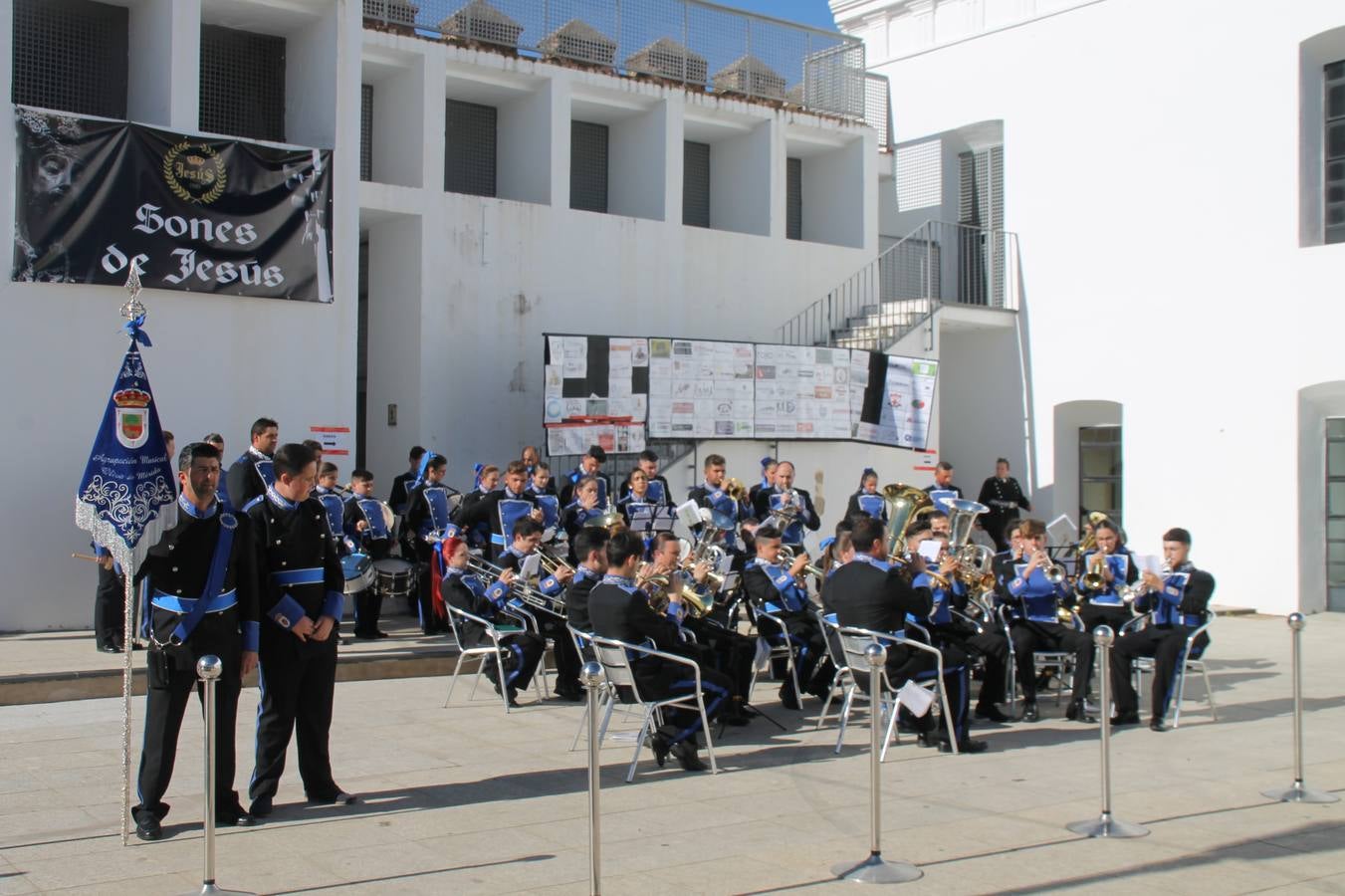 La fortaleza templaria de Jerez de los Caballeros acogió una nueeva edición del Certamen de Bandas Sones de Jesús, organizado por la Agrupación Musical Nuestro Padre Jesús Nazareno, con un carácter especial en este año 2019 en el que celebra el 30º aniversario de su creación.Hubo palabras de agradecimiento y aplausos para todas las bandas participantes:La Agrupación Musical Santa Ana, de Valle de Santa Ana; la Agrupación Musical 'Maestro Sousa' de la OJE de Jerez de los Caballeros, la Banda de Cornetas y Tambores 'Nuestra Señora del Rosario, de esta misma ciudad; la Agrupación Musical de Oliva de Mérida; La Banda de Cornetas y Tambores 'Nuestro Padre Jesús Nazareno' de Zafra, la Banda de Cornetas y Tambores 'Estrella' de Los Santos de Maimona, la Banda de Cornetas y Tambores 'Virgen del Pilar' de Villafranca de los Barros, la Banda de Cornetas y Tambores 'Resucitado' de Badajoz y la propia Agrupación Musical Nuestro Padre Jesús Nazareno de Jerez de los Caballeros, anfitriona de esta cita. Y también para colaboradores: empresas, Ayuntamiento, La Trouppe. Pese al calor de la jornada, el público disfrutó de este evento que tuvo como protagonista a los sonidos de la Semana Santa y tuvo además un fin benéfico.