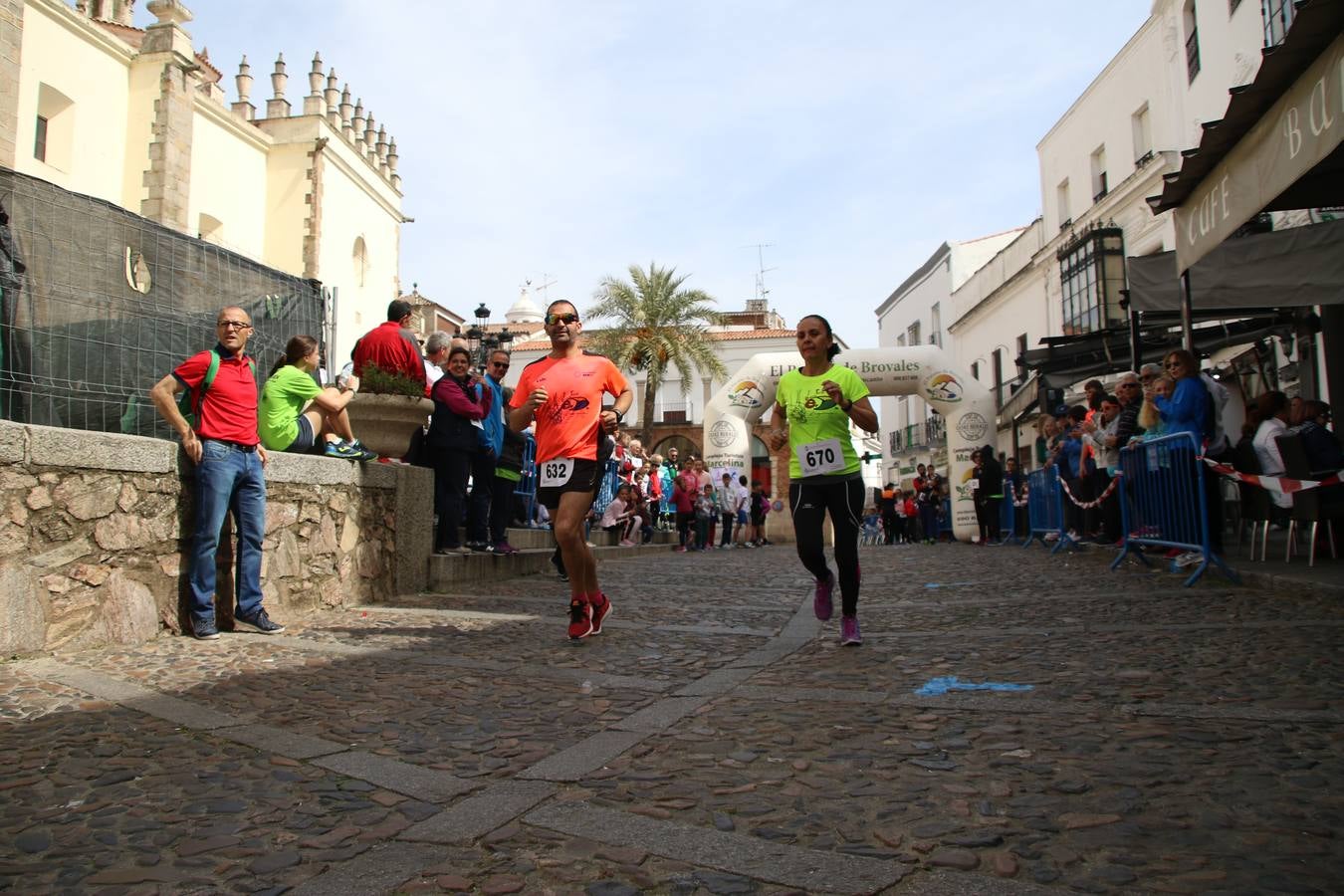 Jerez de los Caballeros celebró, ayer, la IX Carrera y Caminata Solidaria, organizada por la Junta de Cofradías de la Semana Santa Jerezana. La solidaridad y el deporte lograron recaudar 866 euros que irán destinados a Cáritas en Jerez.