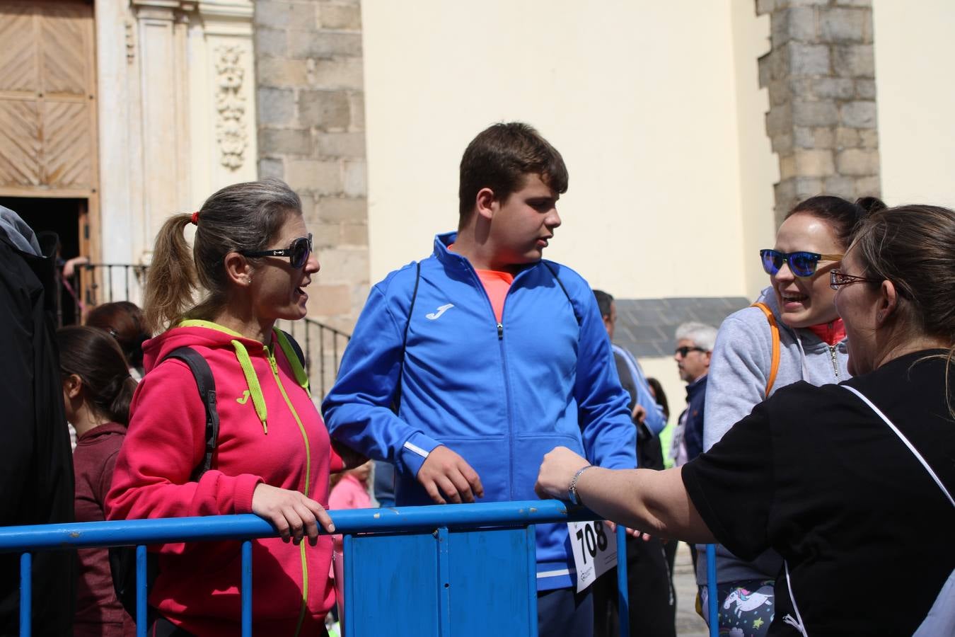 Jerez de los Caballeros celebró, ayer, la IX Carrera y Caminata Solidaria, organizada por la Junta de Cofradías de la Semana Santa Jerezana. La solidaridad y el deporte lograron recaudar 866 euros que irán destinados a Cáritas en Jerez.