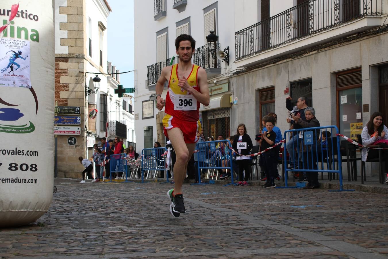 Jerez de los Caballeros celebró, ayer, la IX Carrera y Caminata Solidaria, organizada por la Junta de Cofradías de la Semana Santa Jerezana. La solidaridad y el deporte lograron recaudar 866 euros que irán destinados a Cáritas en Jerez.