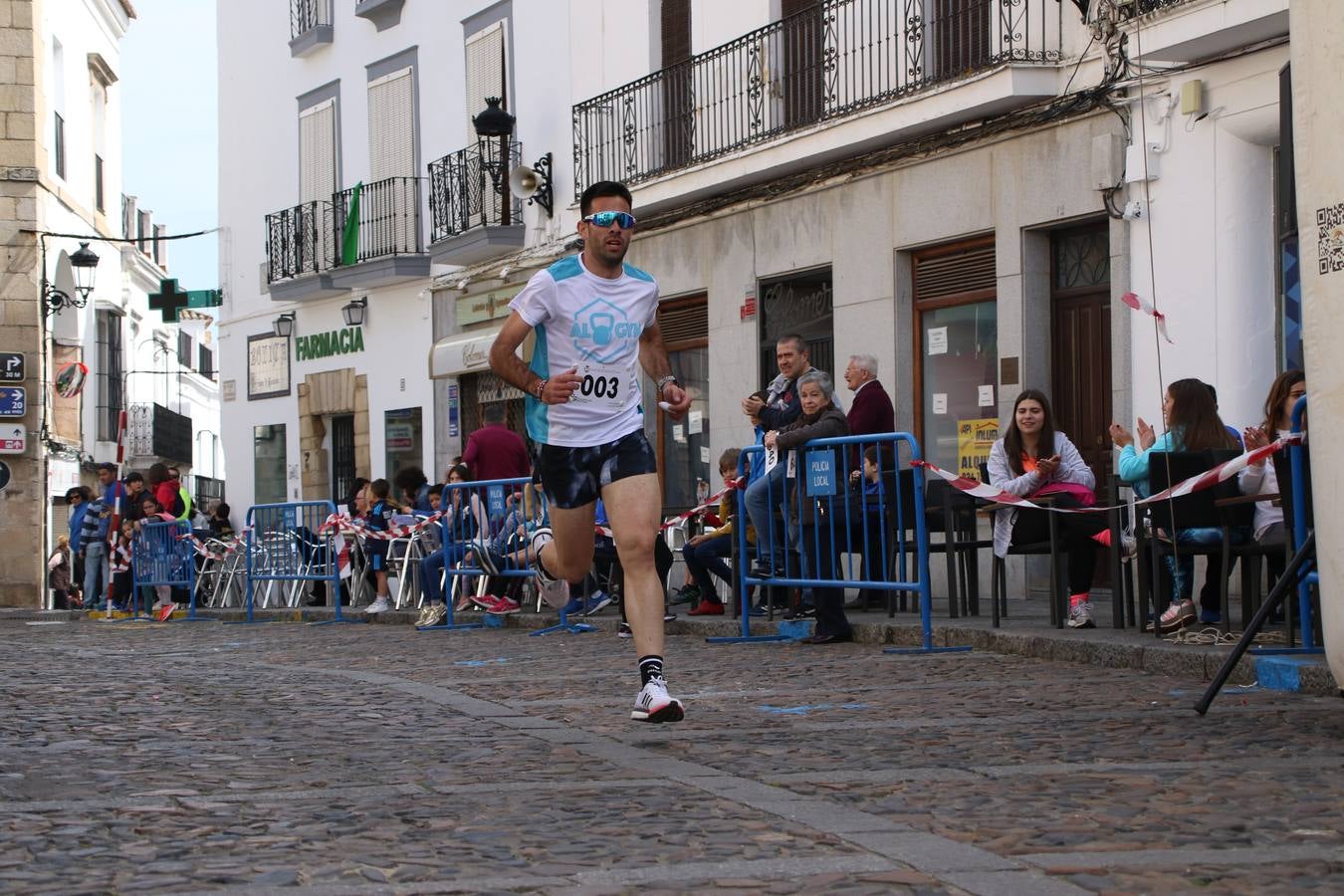 Jerez de los Caballeros celebró, ayer, la IX Carrera y Caminata Solidaria, organizada por la Junta de Cofradías de la Semana Santa Jerezana. La solidaridad y el deporte lograron recaudar 866 euros que irán destinados a Cáritas en Jerez.