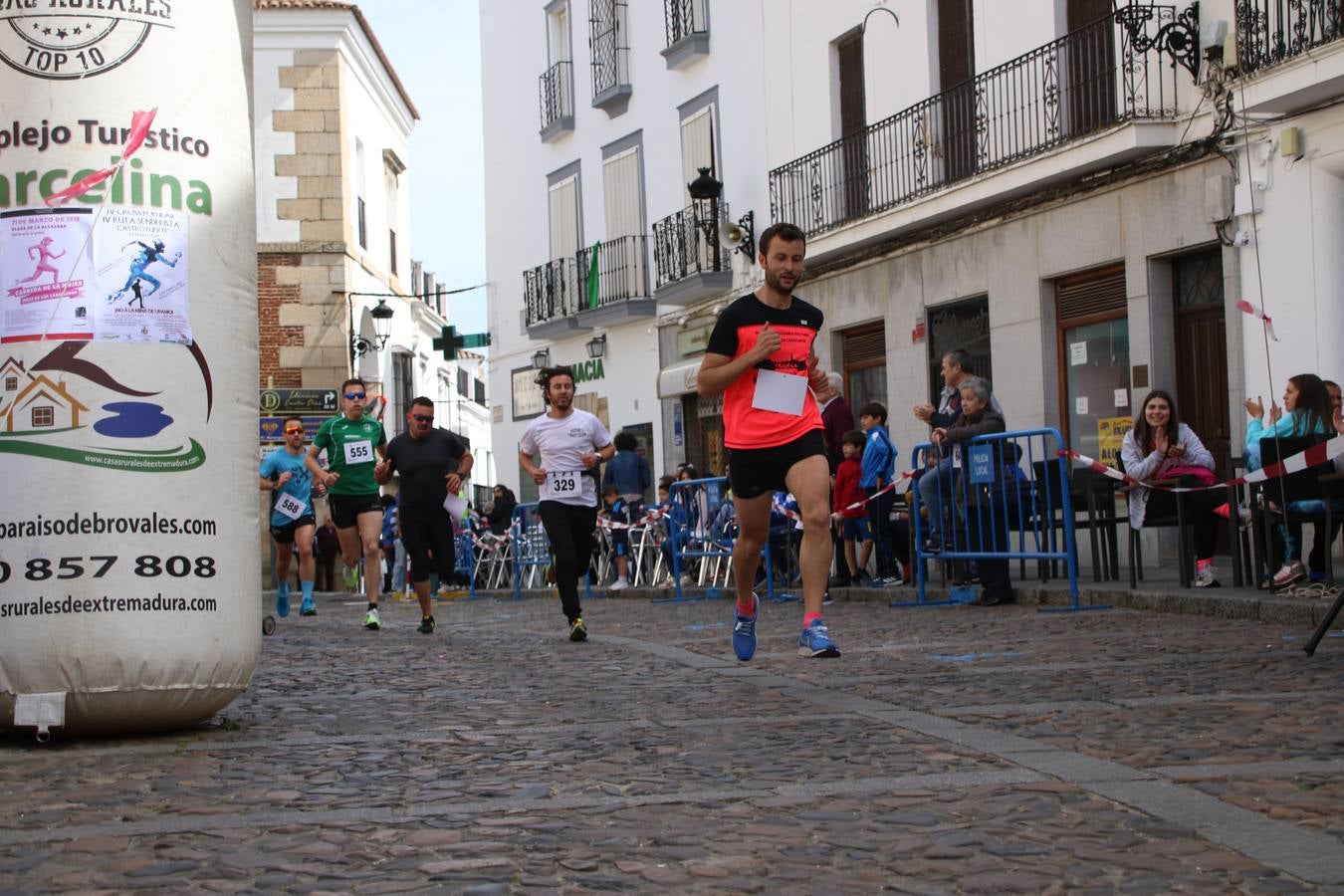 Jerez de los Caballeros celebró, ayer, la IX Carrera y Caminata Solidaria, organizada por la Junta de Cofradías de la Semana Santa Jerezana. La solidaridad y el deporte lograron recaudar 866 euros que irán destinados a Cáritas en Jerez.