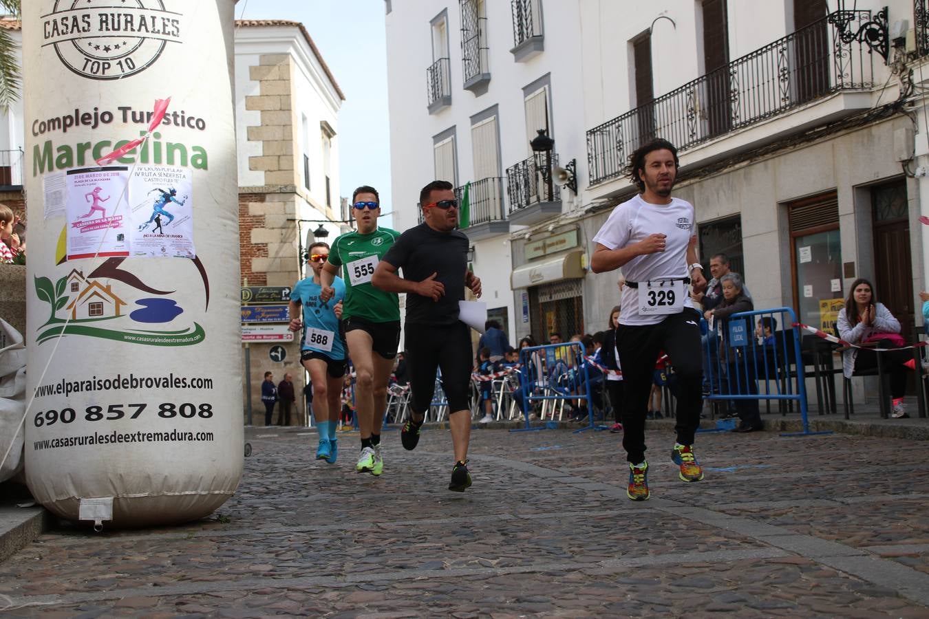 Jerez de los Caballeros celebró, ayer, la IX Carrera y Caminata Solidaria, organizada por la Junta de Cofradías de la Semana Santa Jerezana. La solidaridad y el deporte lograron recaudar 866 euros que irán destinados a Cáritas en Jerez.