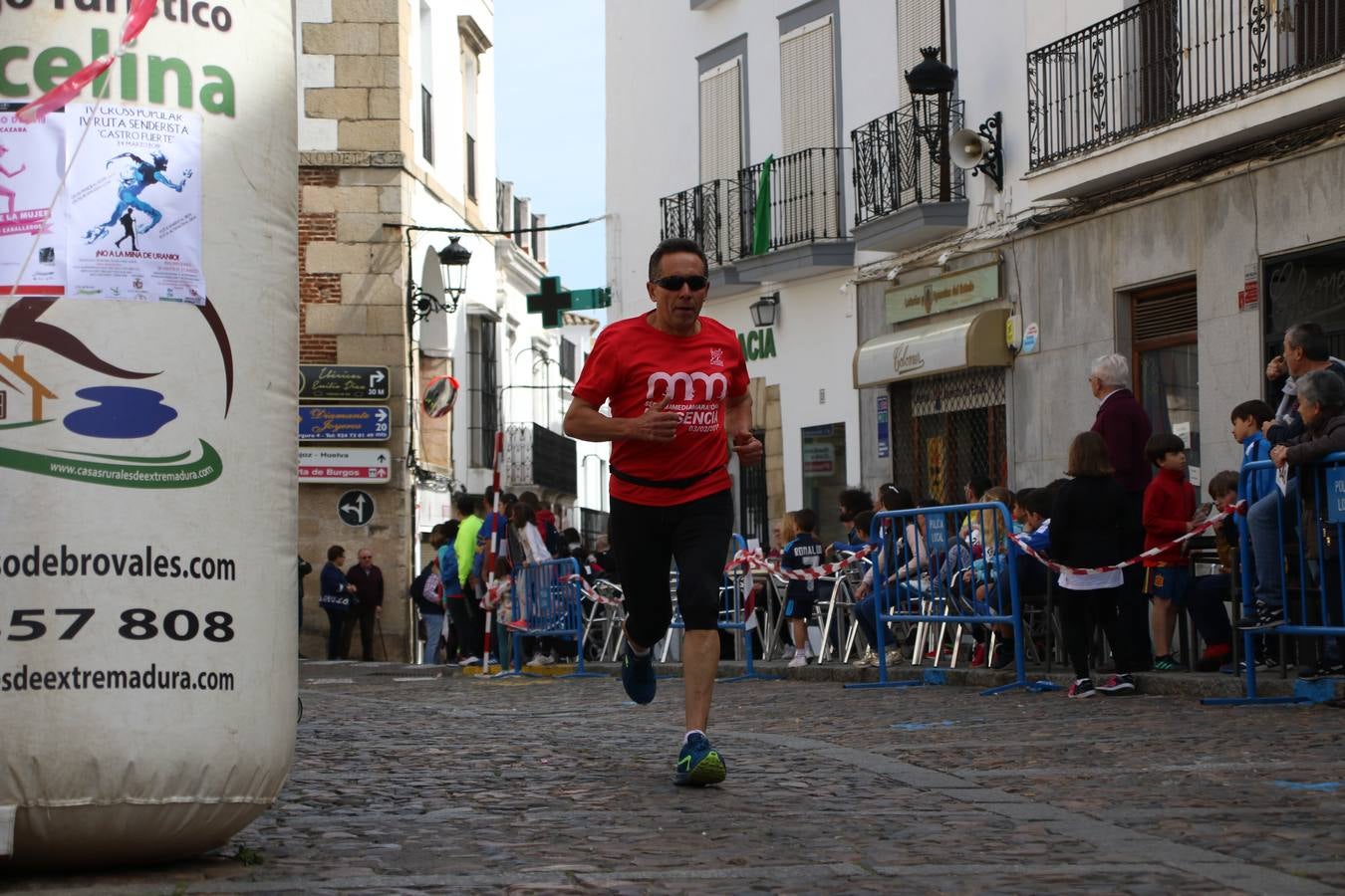 Jerez de los Caballeros celebró, ayer, la IX Carrera y Caminata Solidaria, organizada por la Junta de Cofradías de la Semana Santa Jerezana. La solidaridad y el deporte lograron recaudar 866 euros que irán destinados a Cáritas en Jerez.