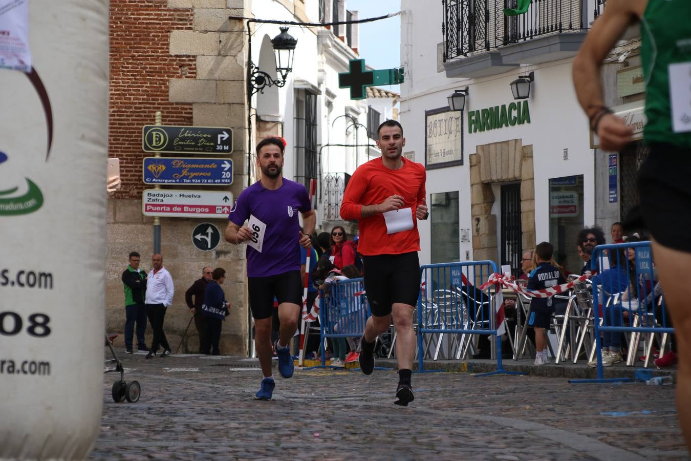 Jerez de los Caballeros celebró, ayer, la IX Carrera y Caminata Solidaria, organizada por la Junta de Cofradías de la Semana Santa Jerezana. La solidaridad y el deporte lograron recaudar 866 euros que irán destinados a Cáritas en Jerez.