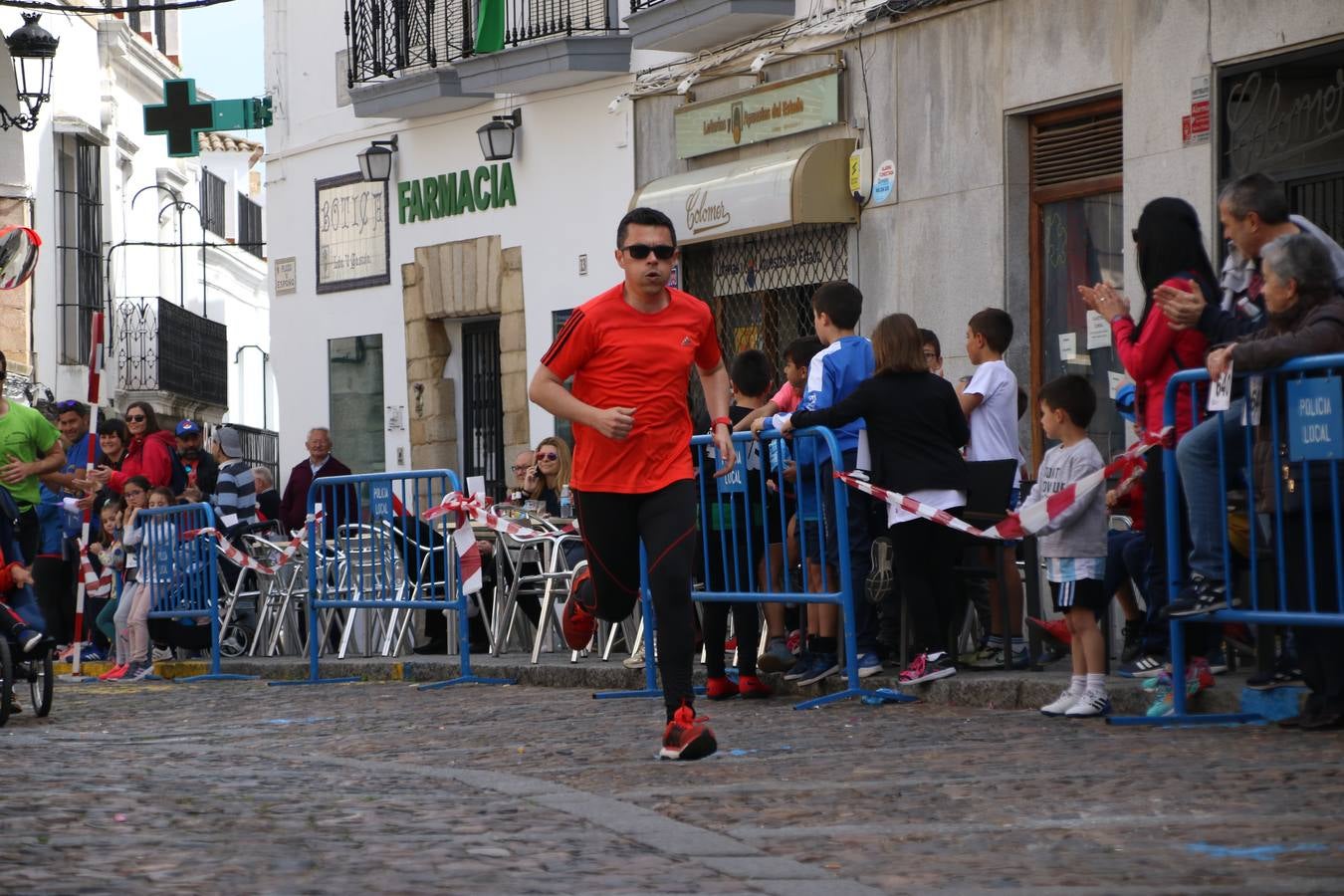 Jerez de los Caballeros celebró, ayer, la IX Carrera y Caminata Solidaria, organizada por la Junta de Cofradías de la Semana Santa Jerezana. La solidaridad y el deporte lograron recaudar 866 euros que irán destinados a Cáritas en Jerez.