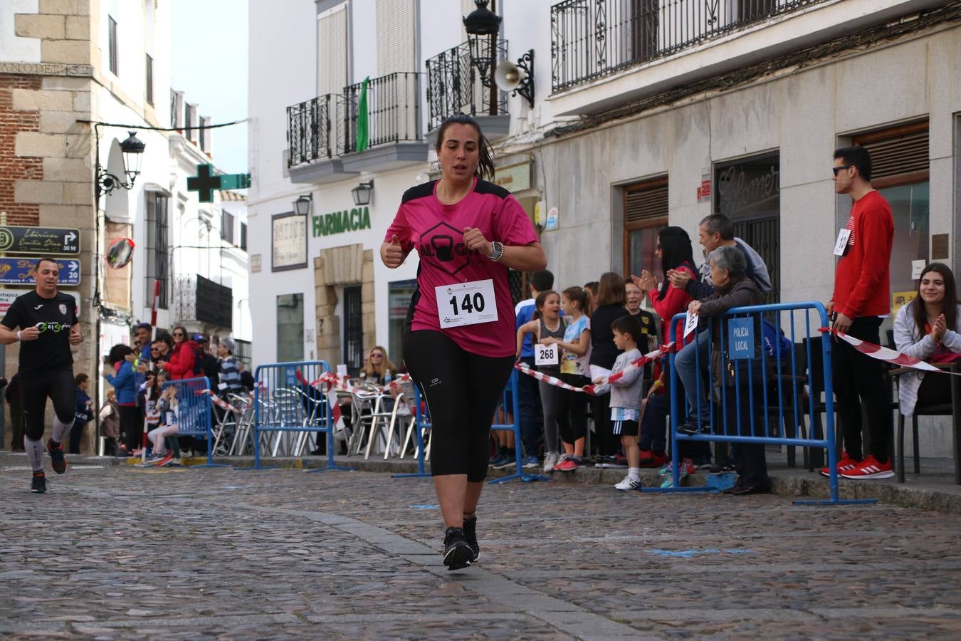 Jerez de los Caballeros celebró, ayer, la IX Carrera y Caminata Solidaria, organizada por la Junta de Cofradías de la Semana Santa Jerezana. La solidaridad y el deporte lograron recaudar 866 euros que irán destinados a Cáritas en Jerez.