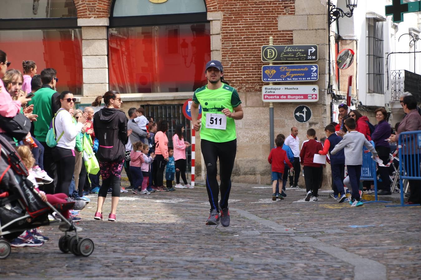 Jerez de los Caballeros celebró, ayer, la IX Carrera y Caminata Solidaria, organizada por la Junta de Cofradías de la Semana Santa Jerezana. La solidaridad y el deporte lograron recaudar 866 euros que irán destinados a Cáritas en Jerez.
