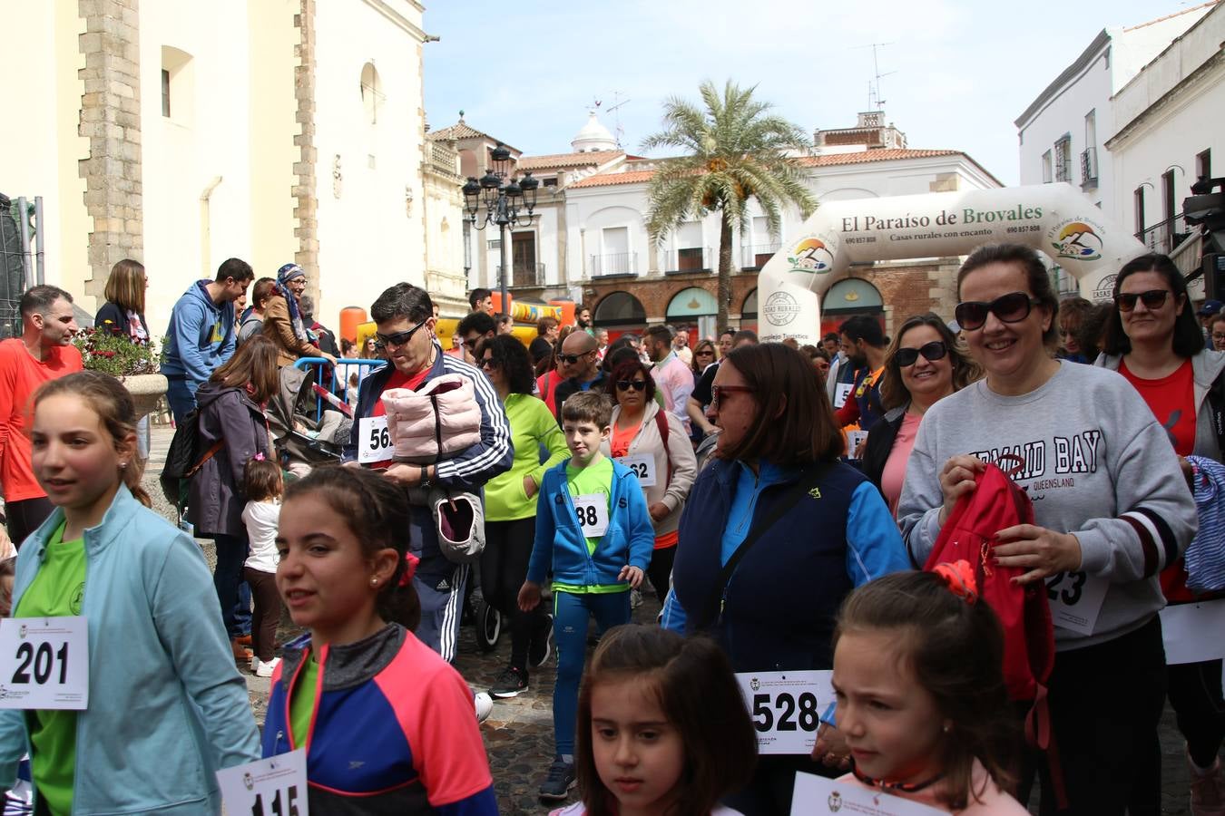 Jerez de los Caballeros celebró, ayer, la IX Carrera y Caminata Solidaria, organizada por la Junta de Cofradías de la Semana Santa Jerezana. La solidaridad y el deporte lograron recaudar 866 euros que irán destinados a Cáritas en Jerez.