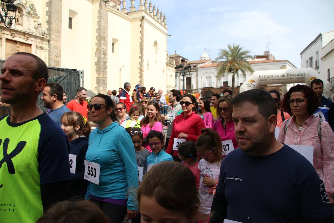 Jerez de los Caballeros celebró, ayer, la IX Carrera y Caminata Solidaria, organizada por la Junta de Cofradías de la Semana Santa Jerezana. La solidaridad y el deporte lograron recaudar 866 euros que irán destinados a Cáritas en Jerez.