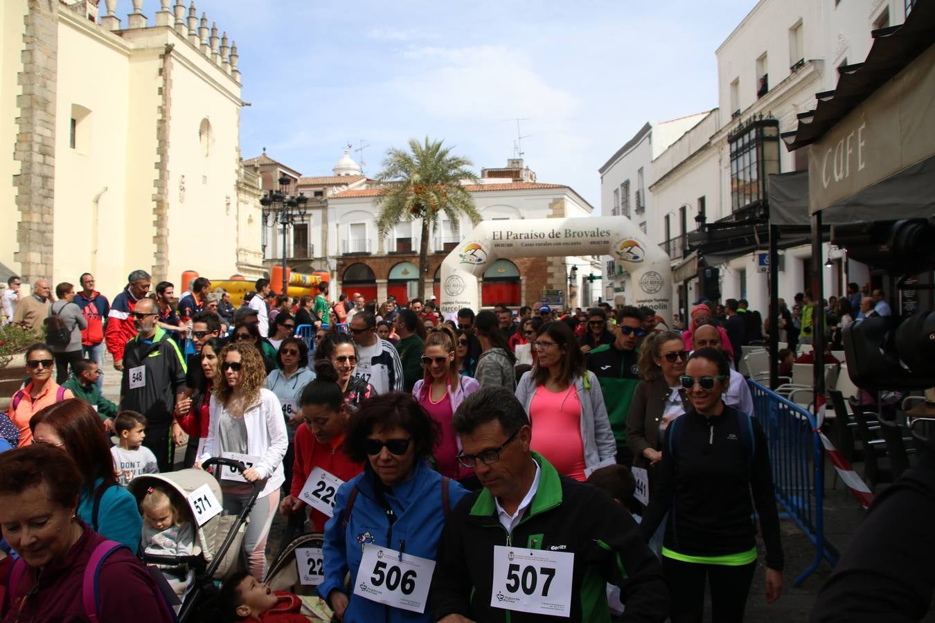 Jerez de los Caballeros celebró, ayer, la IX Carrera y Caminata Solidaria, organizada por la Junta de Cofradías de la Semana Santa Jerezana. La solidaridad y el deporte lograron recaudar 866 euros que irán destinados a Cáritas en Jerez.