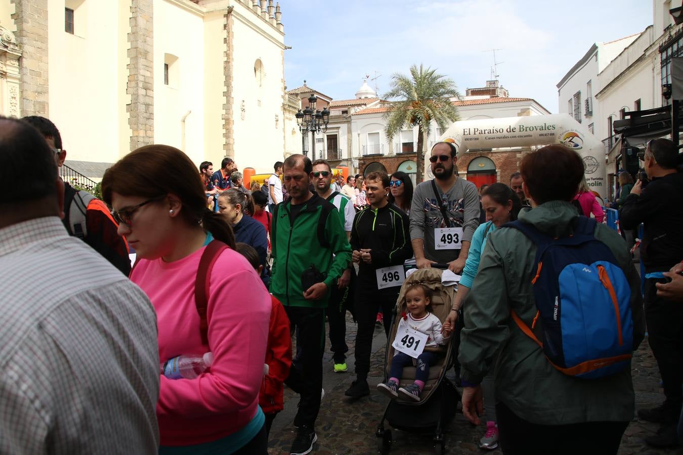 Jerez de los Caballeros celebró, ayer, la IX Carrera y Caminata Solidaria, organizada por la Junta de Cofradías de la Semana Santa Jerezana. La solidaridad y el deporte lograron recaudar 866 euros que irán destinados a Cáritas en Jerez.