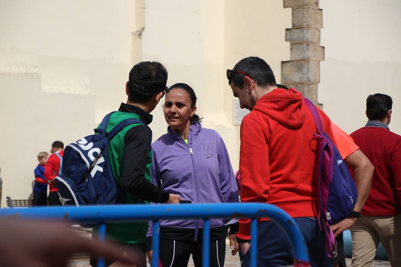 Jerez de los Caballeros celebró, ayer, la IX Carrera y Caminata Solidaria, organizada por la Junta de Cofradías de la Semana Santa Jerezana. La solidaridad y el deporte lograron recaudar 866 euros que irán destinados a Cáritas en Jerez.