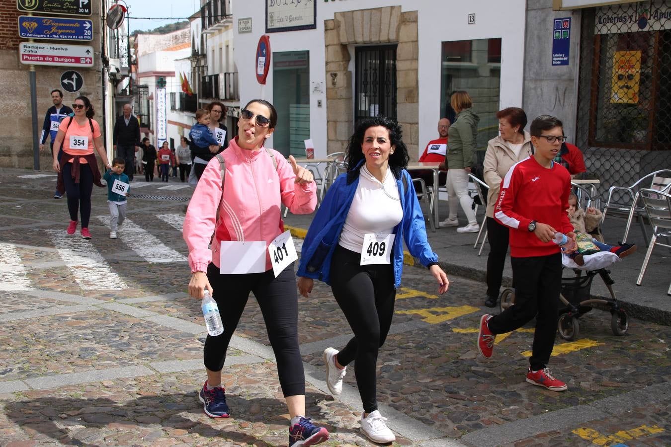 Jerez de los Caballeros celebró, ayer, la IX Carrera y Caminata Solidaria, organizada por la Junta de Cofradías de la Semana Santa Jerezana. La solidaridad y el deporte lograron recaudar 866 euros que irán destinados a Cáritas en Jerez.
