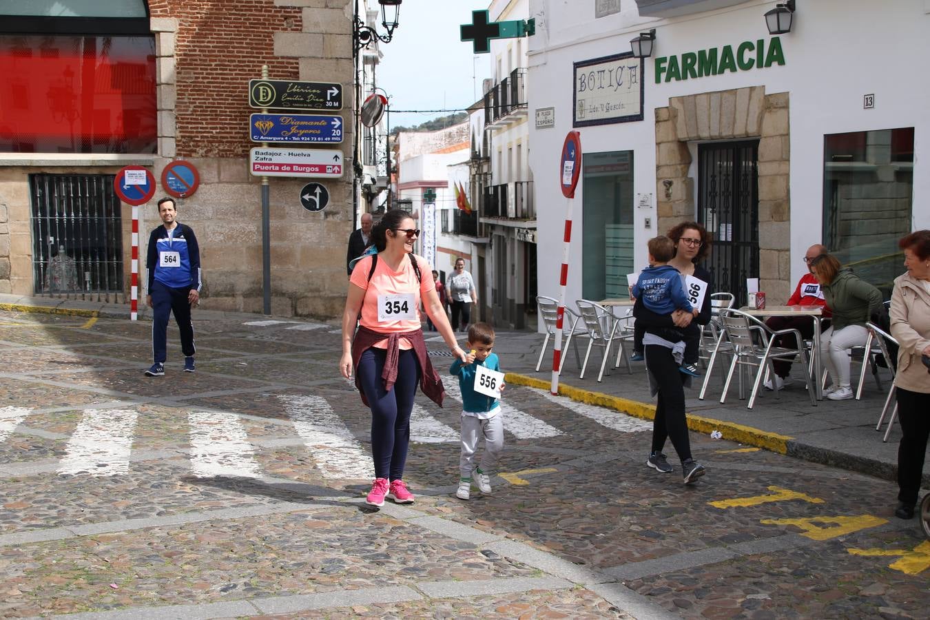 Jerez de los Caballeros celebró, ayer, la IX Carrera y Caminata Solidaria, organizada por la Junta de Cofradías de la Semana Santa Jerezana. La solidaridad y el deporte lograron recaudar 866 euros que irán destinados a Cáritas en Jerez.