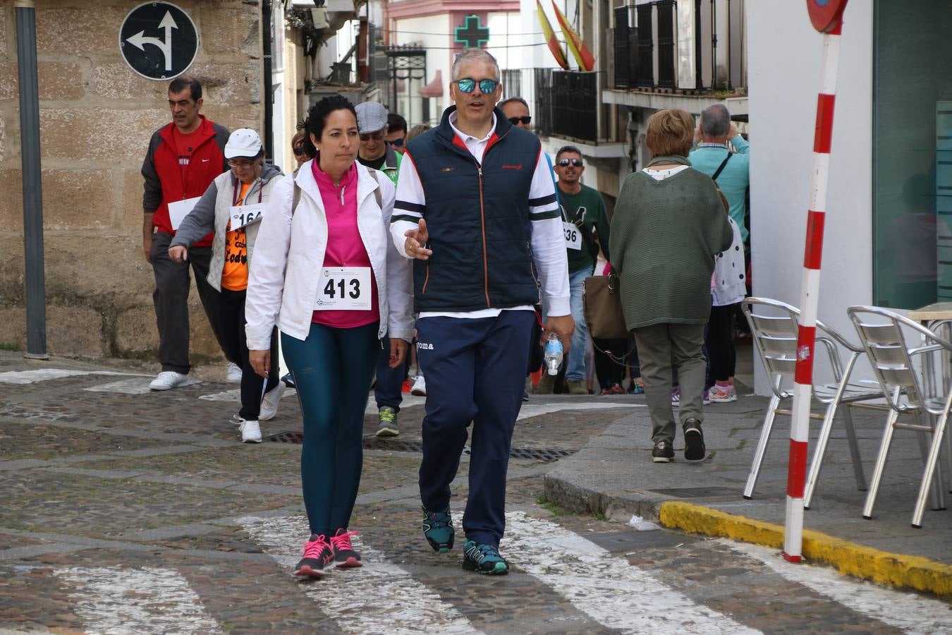 Jerez de los Caballeros celebró, ayer, la IX Carrera y Caminata Solidaria, organizada por la Junta de Cofradías de la Semana Santa Jerezana. La solidaridad y el deporte lograron recaudar 866 euros que irán destinados a Cáritas en Jerez.