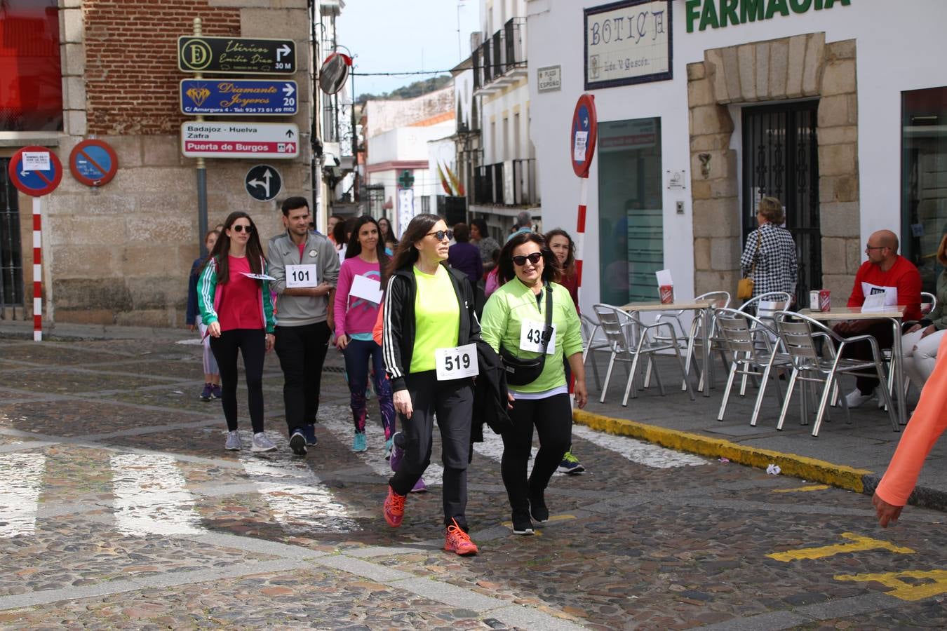 Jerez de los Caballeros celebró, ayer, la IX Carrera y Caminata Solidaria, organizada por la Junta de Cofradías de la Semana Santa Jerezana. La solidaridad y el deporte lograron recaudar 866 euros que irán destinados a Cáritas en Jerez.