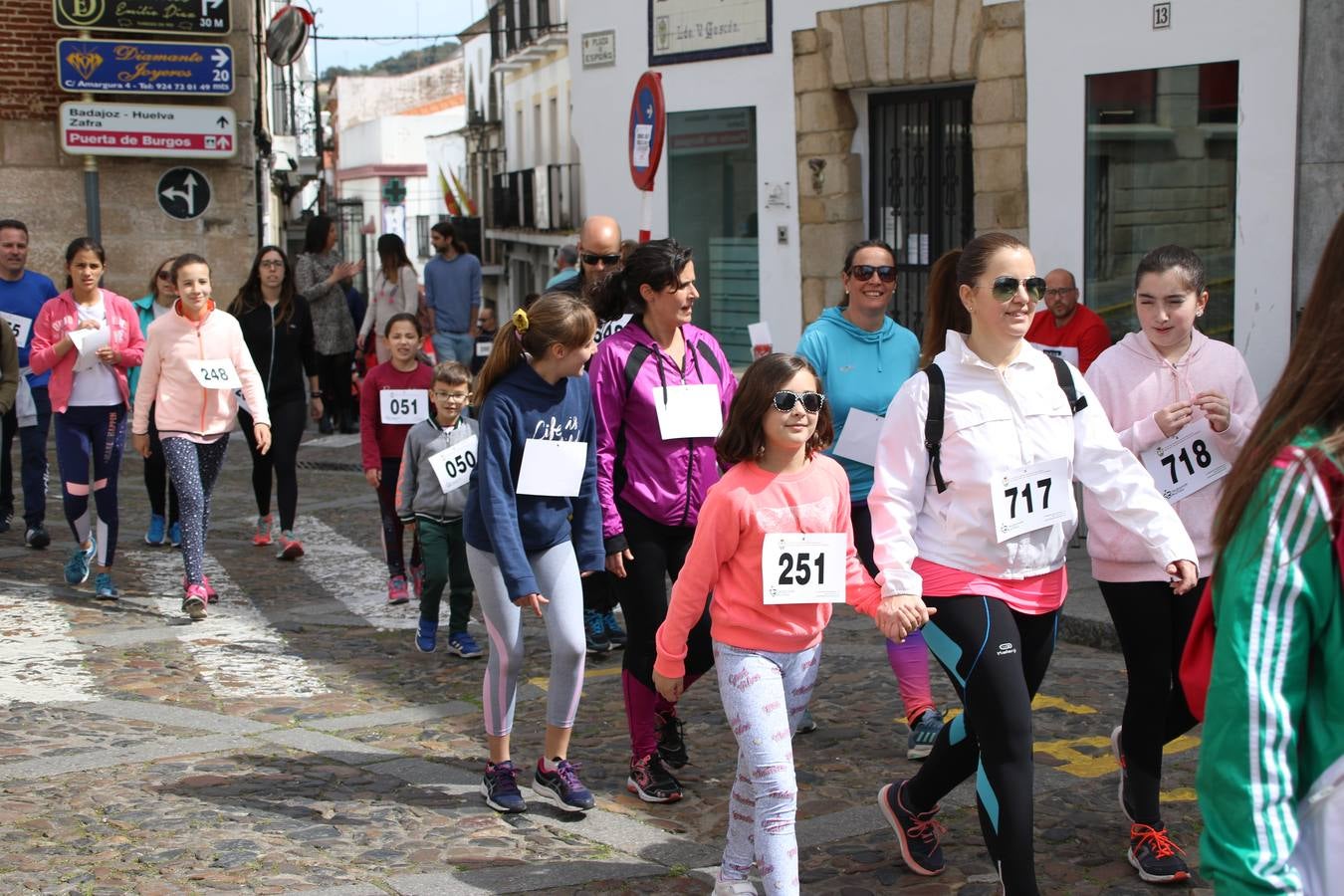Jerez de los Caballeros celebró, ayer, la IX Carrera y Caminata Solidaria, organizada por la Junta de Cofradías de la Semana Santa Jerezana. La solidaridad y el deporte lograron recaudar 866 euros que irán destinados a Cáritas en Jerez.