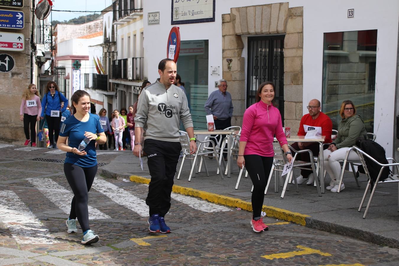 Jerez de los Caballeros celebró, ayer, la IX Carrera y Caminata Solidaria, organizada por la Junta de Cofradías de la Semana Santa Jerezana. La solidaridad y el deporte lograron recaudar 866 euros que irán destinados a Cáritas en Jerez.