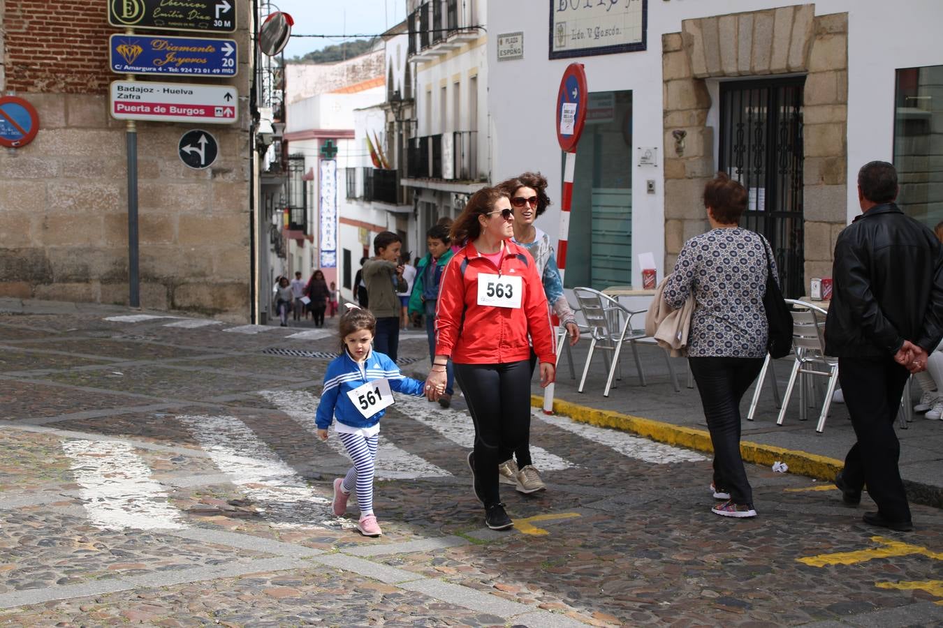 Jerez de los Caballeros celebró, ayer, la IX Carrera y Caminata Solidaria, organizada por la Junta de Cofradías de la Semana Santa Jerezana. La solidaridad y el deporte lograron recaudar 866 euros que irán destinados a Cáritas en Jerez.