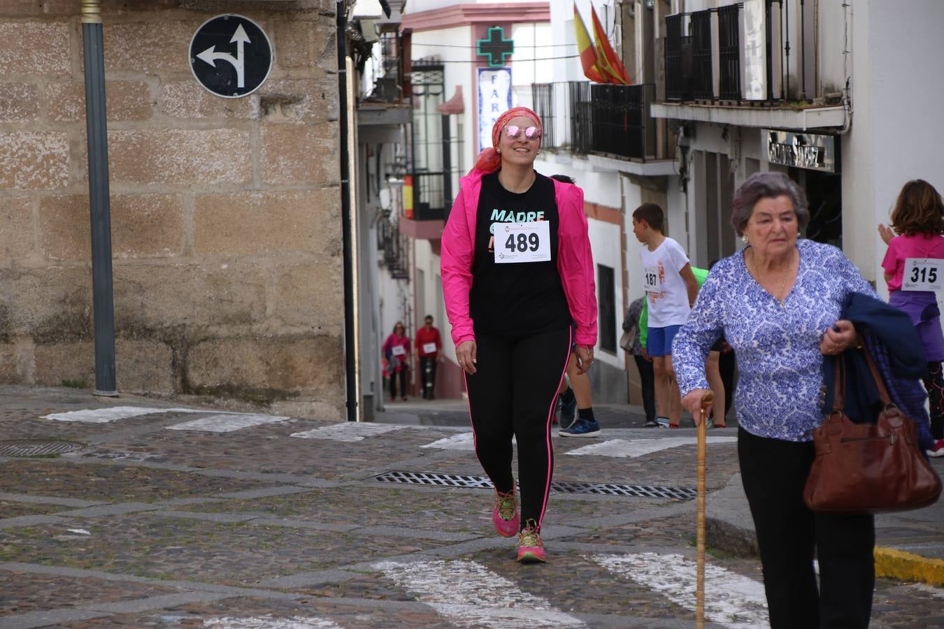 Jerez de los Caballeros celebró, ayer, la IX Carrera y Caminata Solidaria, organizada por la Junta de Cofradías de la Semana Santa Jerezana. La solidaridad y el deporte lograron recaudar 866 euros que irán destinados a Cáritas en Jerez.
