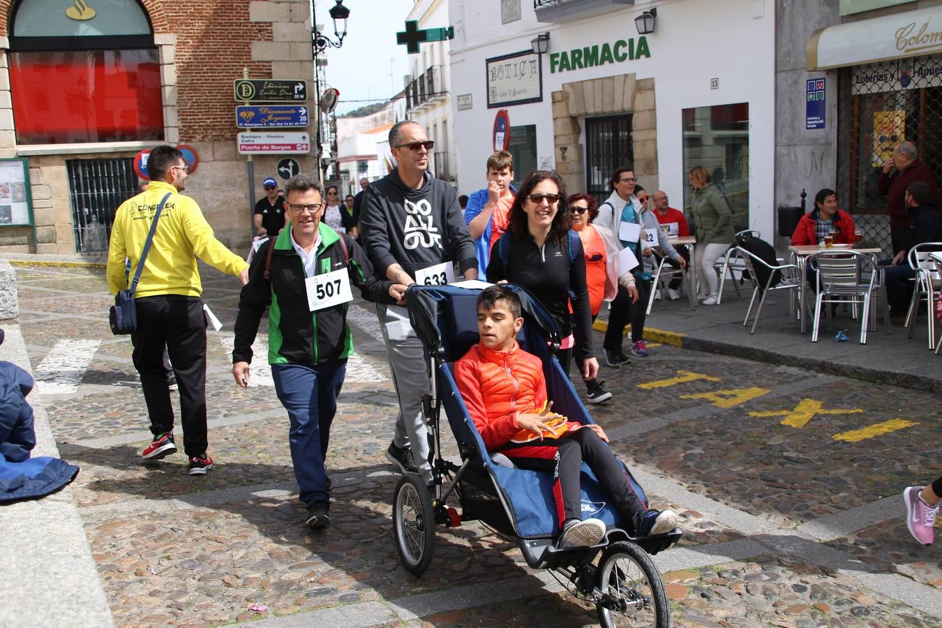 Jerez de los Caballeros celebró, ayer, la IX Carrera y Caminata Solidaria, organizada por la Junta de Cofradías de la Semana Santa Jerezana. La solidaridad y el deporte lograron recaudar 866 euros que irán destinados a Cáritas en Jerez.