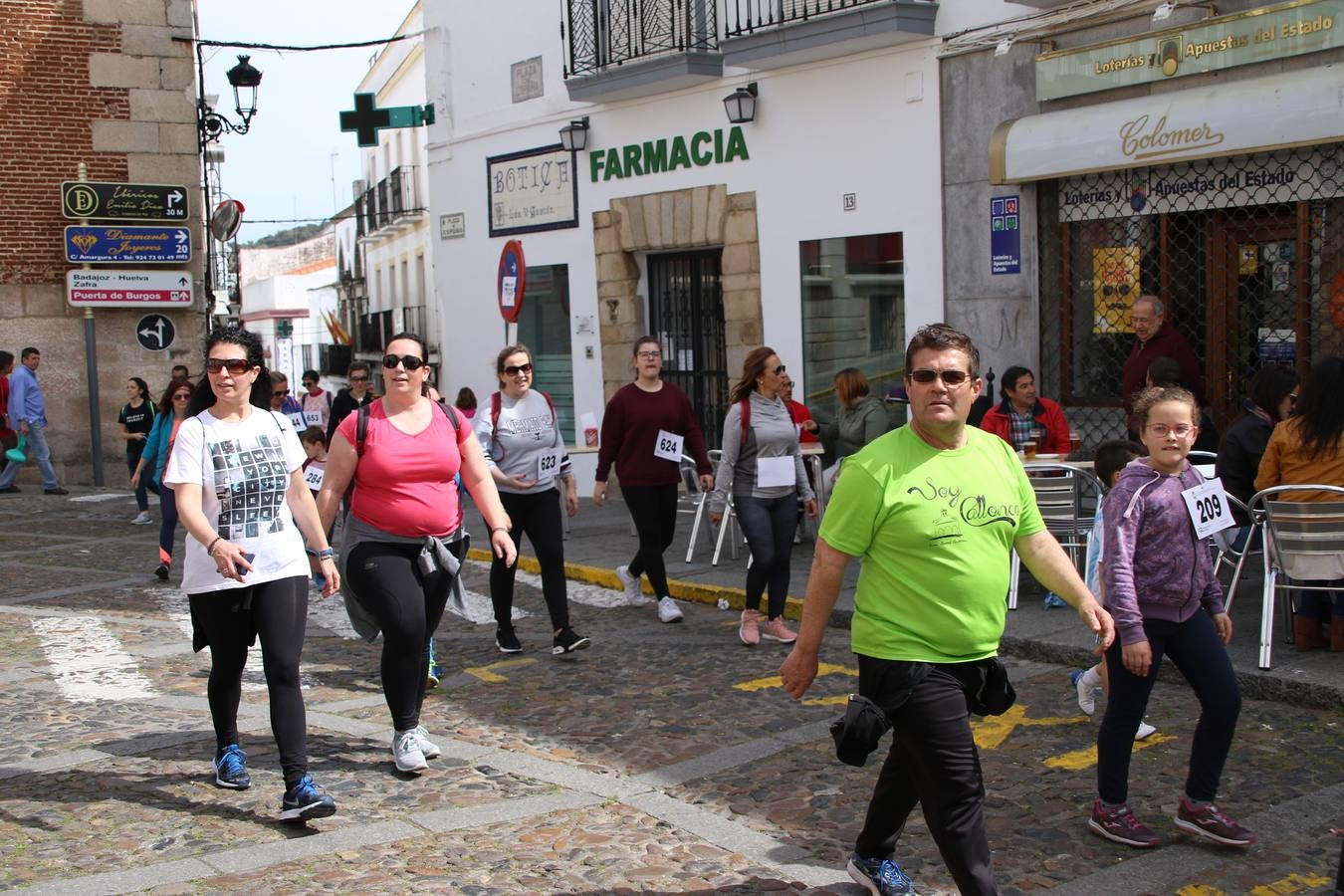 Jerez de los Caballeros celebró, ayer, la IX Carrera y Caminata Solidaria, organizada por la Junta de Cofradías de la Semana Santa Jerezana. La solidaridad y el deporte lograron recaudar 866 euros que irán destinados a Cáritas en Jerez.
