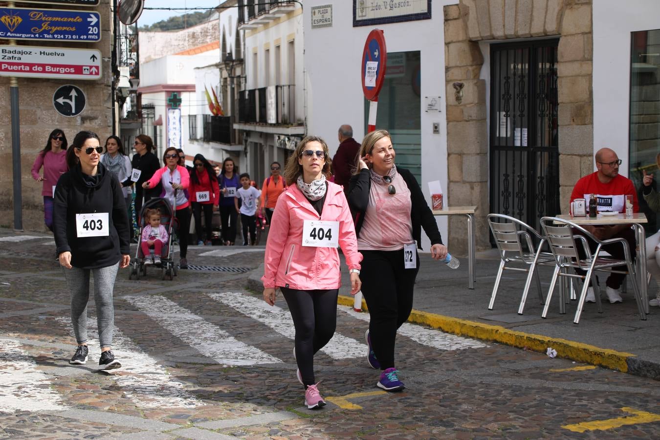 Jerez de los Caballeros celebró, ayer, la IX Carrera y Caminata Solidaria, organizada por la Junta de Cofradías de la Semana Santa Jerezana. La solidaridad y el deporte lograron recaudar 866 euros que irán destinados a Cáritas en Jerez.