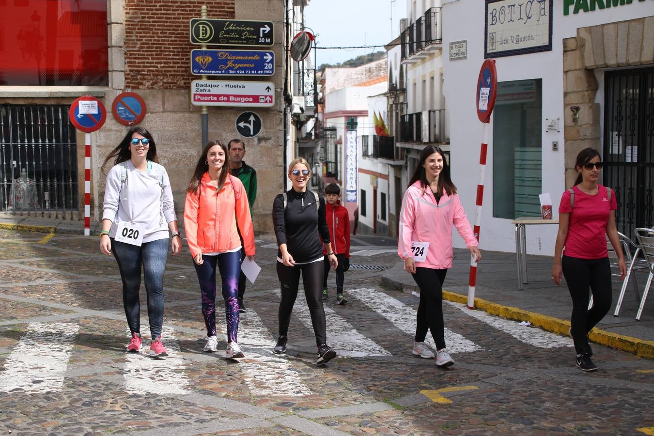 Jerez de los Caballeros celebró, ayer, la IX Carrera y Caminata Solidaria, organizada por la Junta de Cofradías de la Semana Santa Jerezana. La solidaridad y el deporte lograron recaudar 866 euros que irán destinados a Cáritas en Jerez.